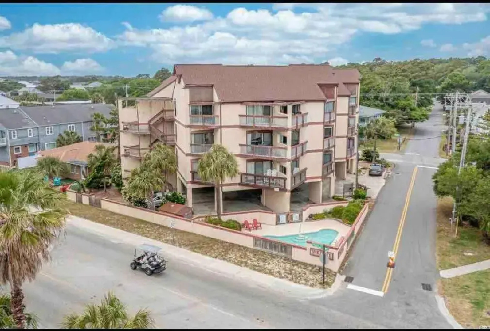 Lovely 2-bedroom condo with pool