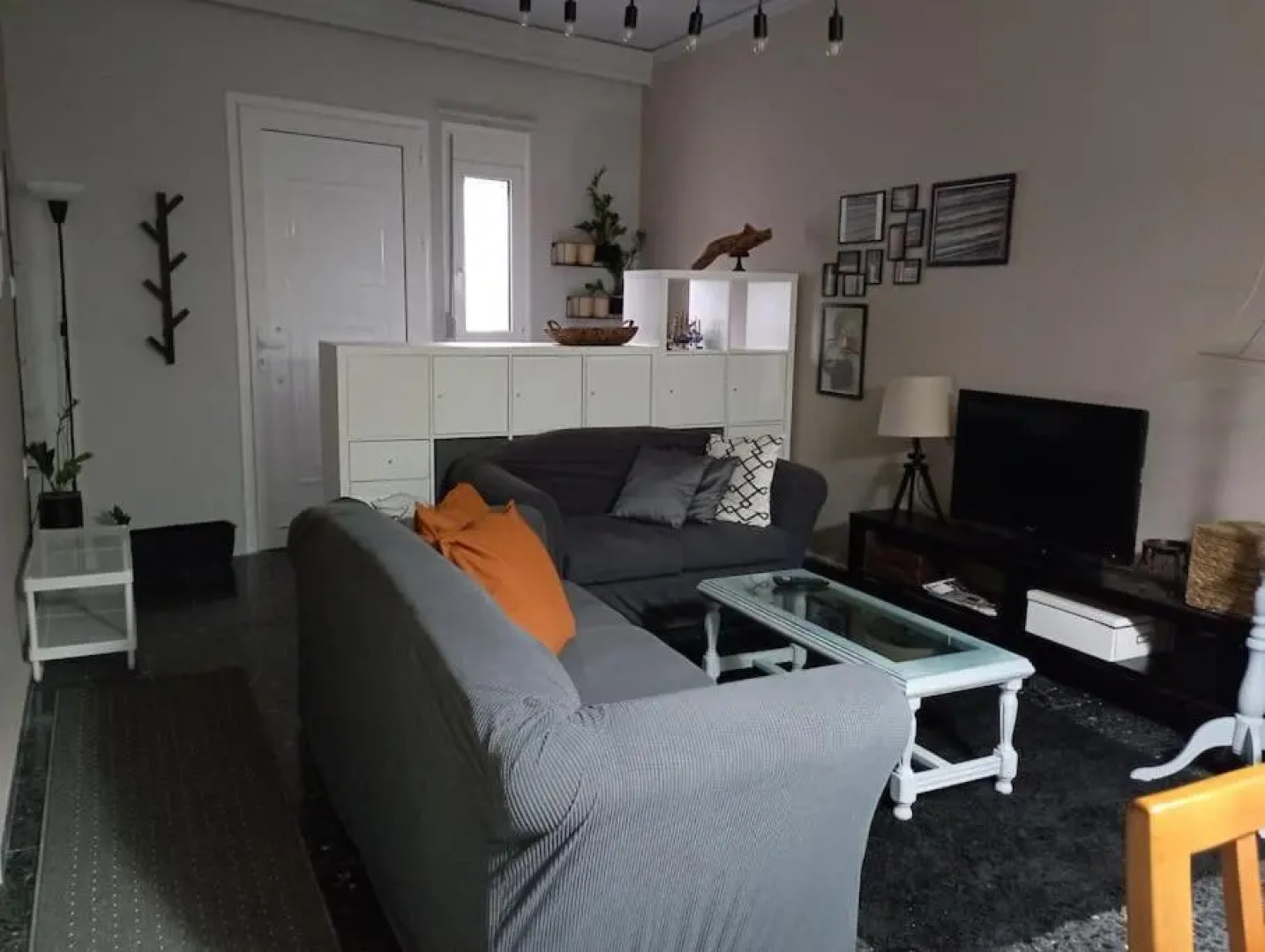 ΤΟ ΔΙΑΜΕΡΙΣΜΑ ΤΗΣ ΜΑΙΡΗΣ or MARY'S APARTMENT