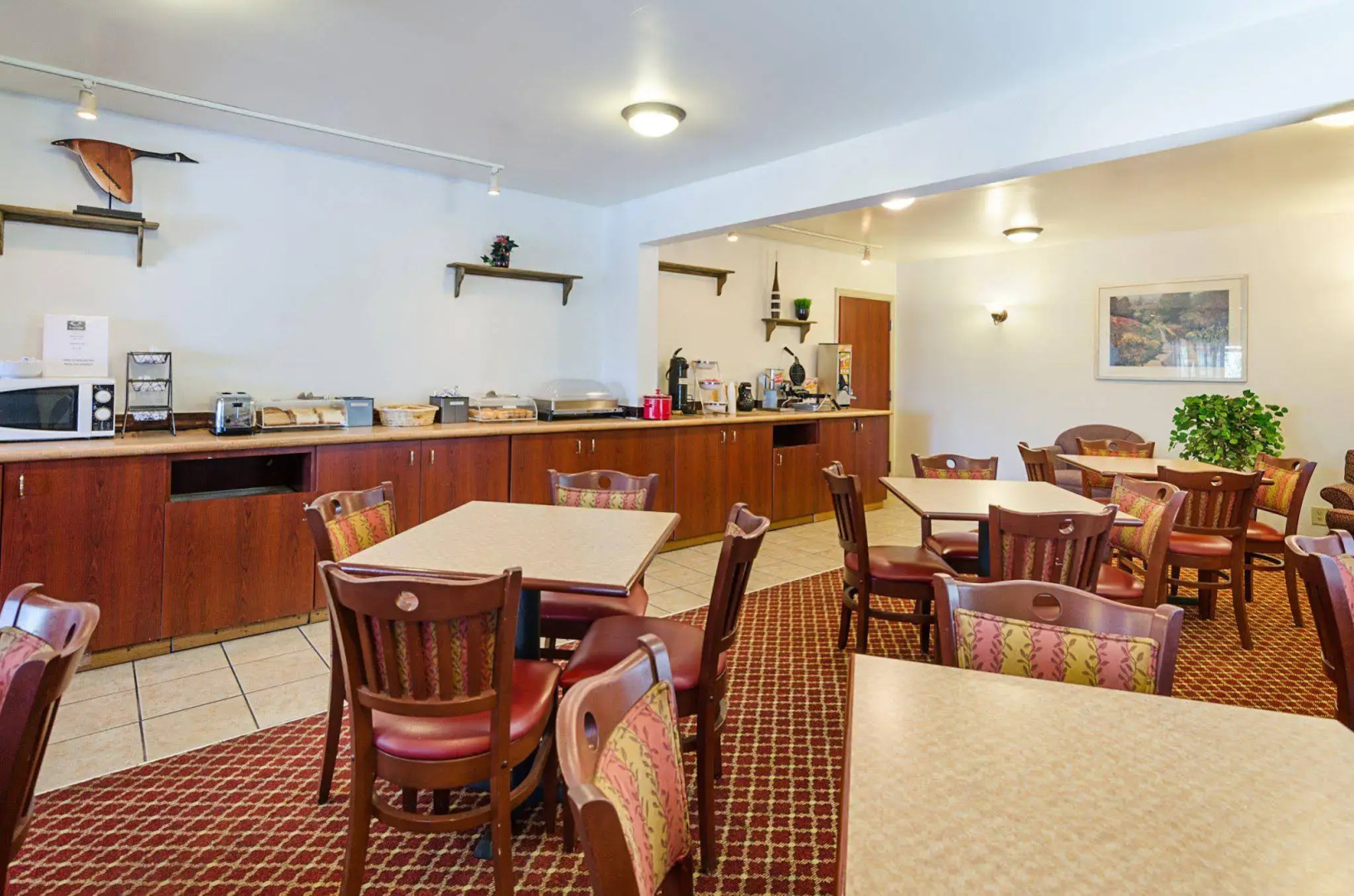 Econo Lodge Inn and Suites