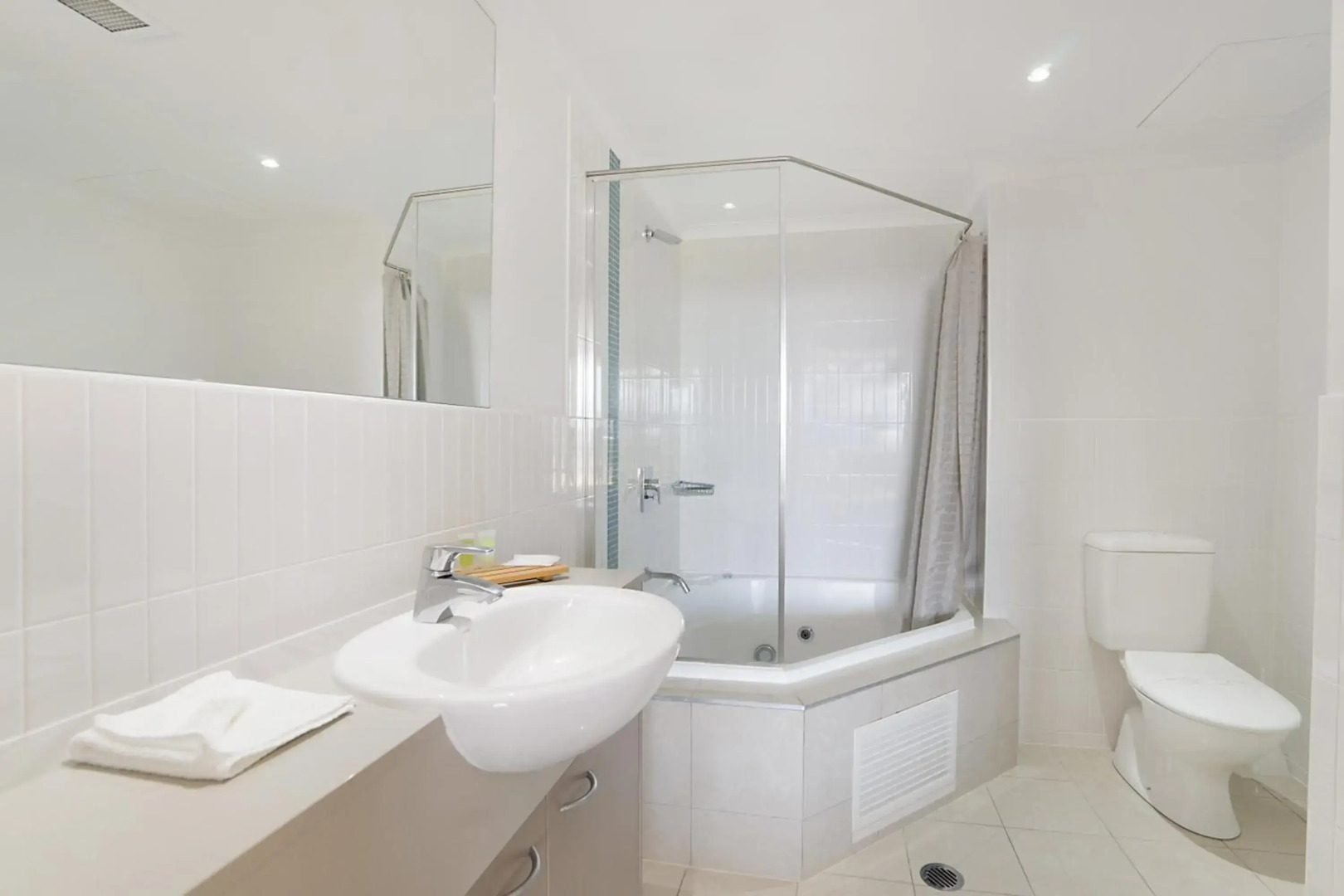 BASE Holidays - Ettalong Beach Premium Apartments