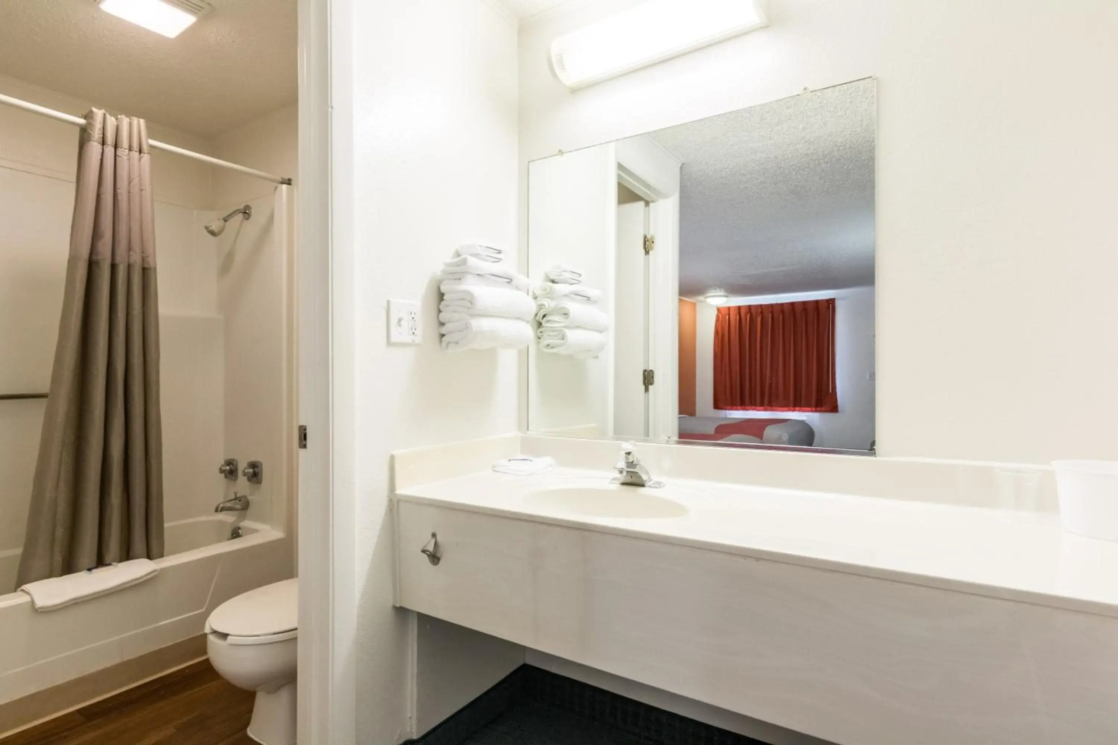 Travelodge by Wyndham Lansing