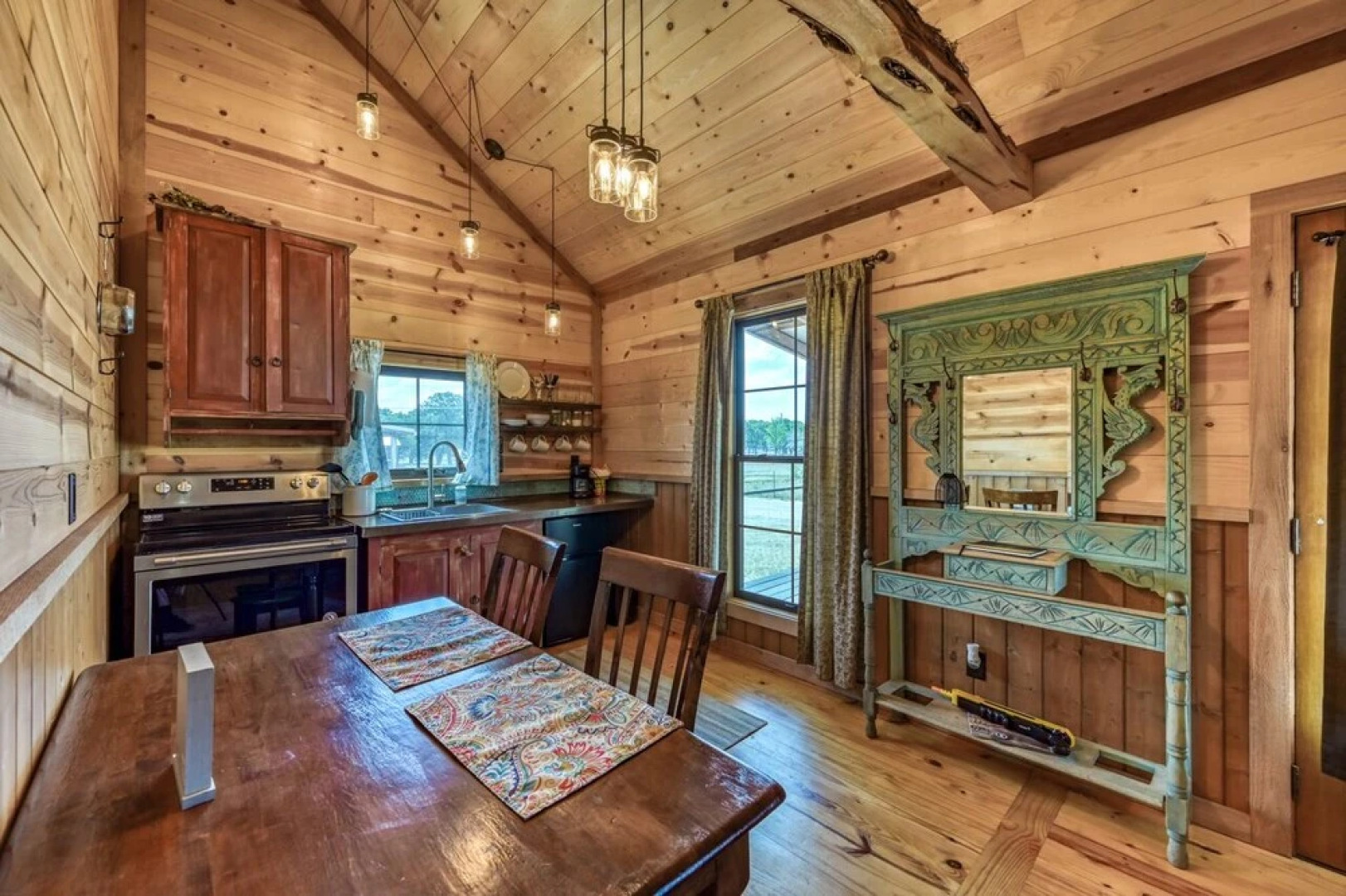 Quaint Cabin in the Heart of 290 Wine Trail