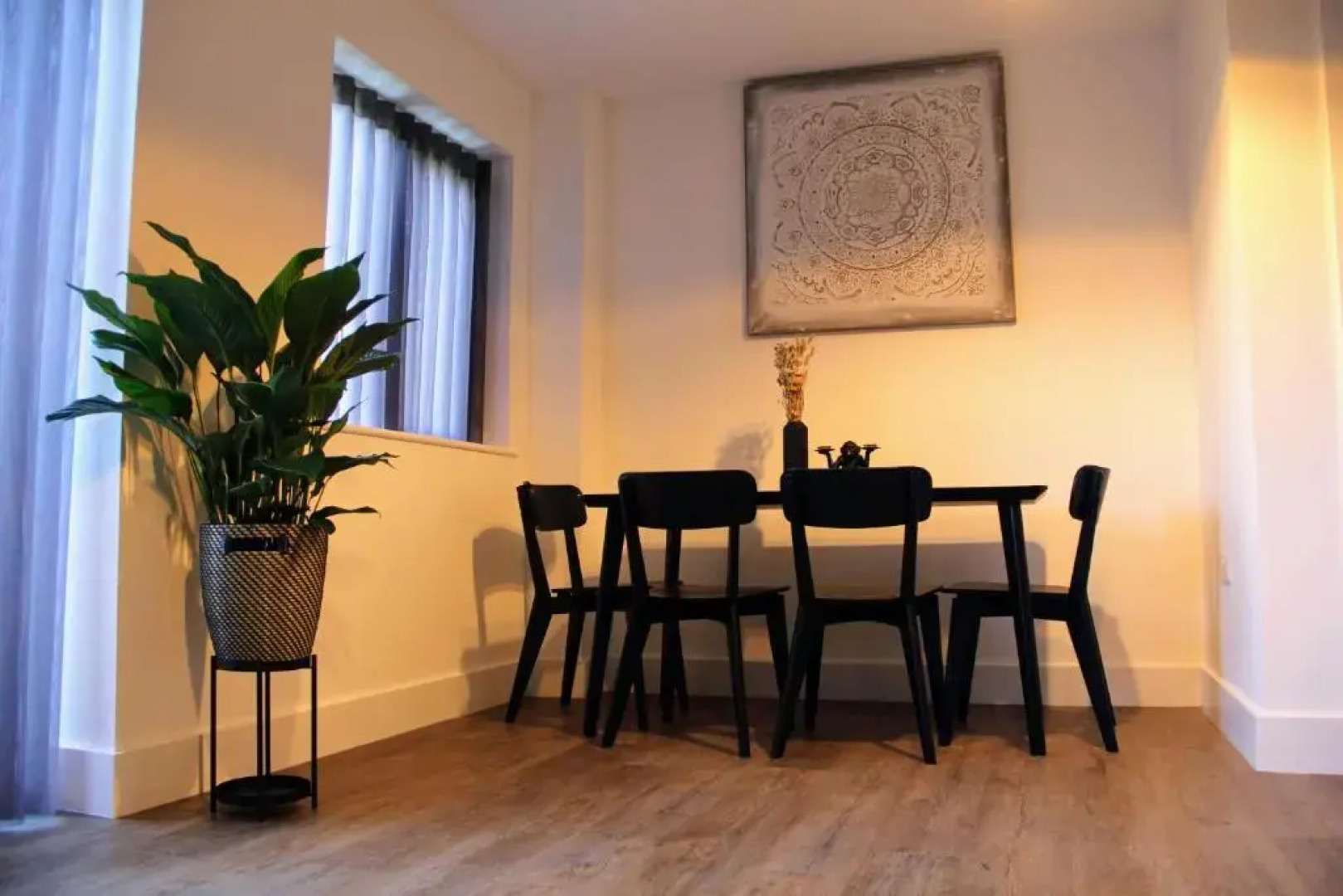 3 Double Bed Luxurious House Near Heathrow Airport