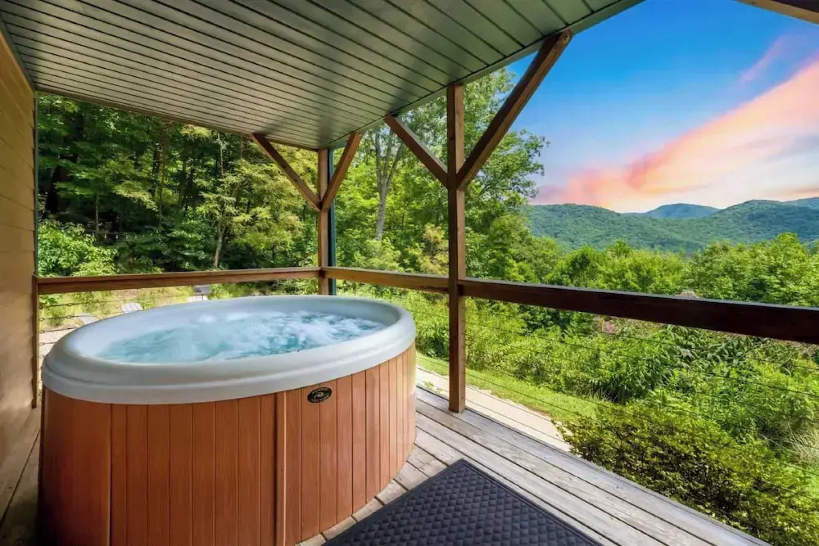 Among the Clouds by Avantstay Views + Hot Tub