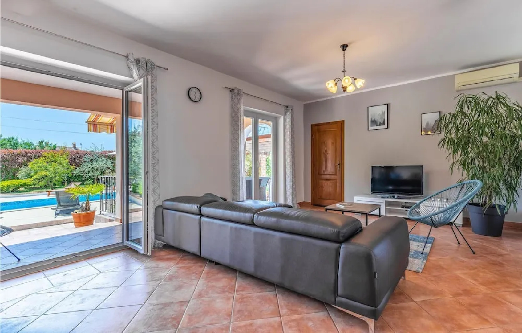 Stunning Home in Loborika With Wifi and 6 Bedrooms