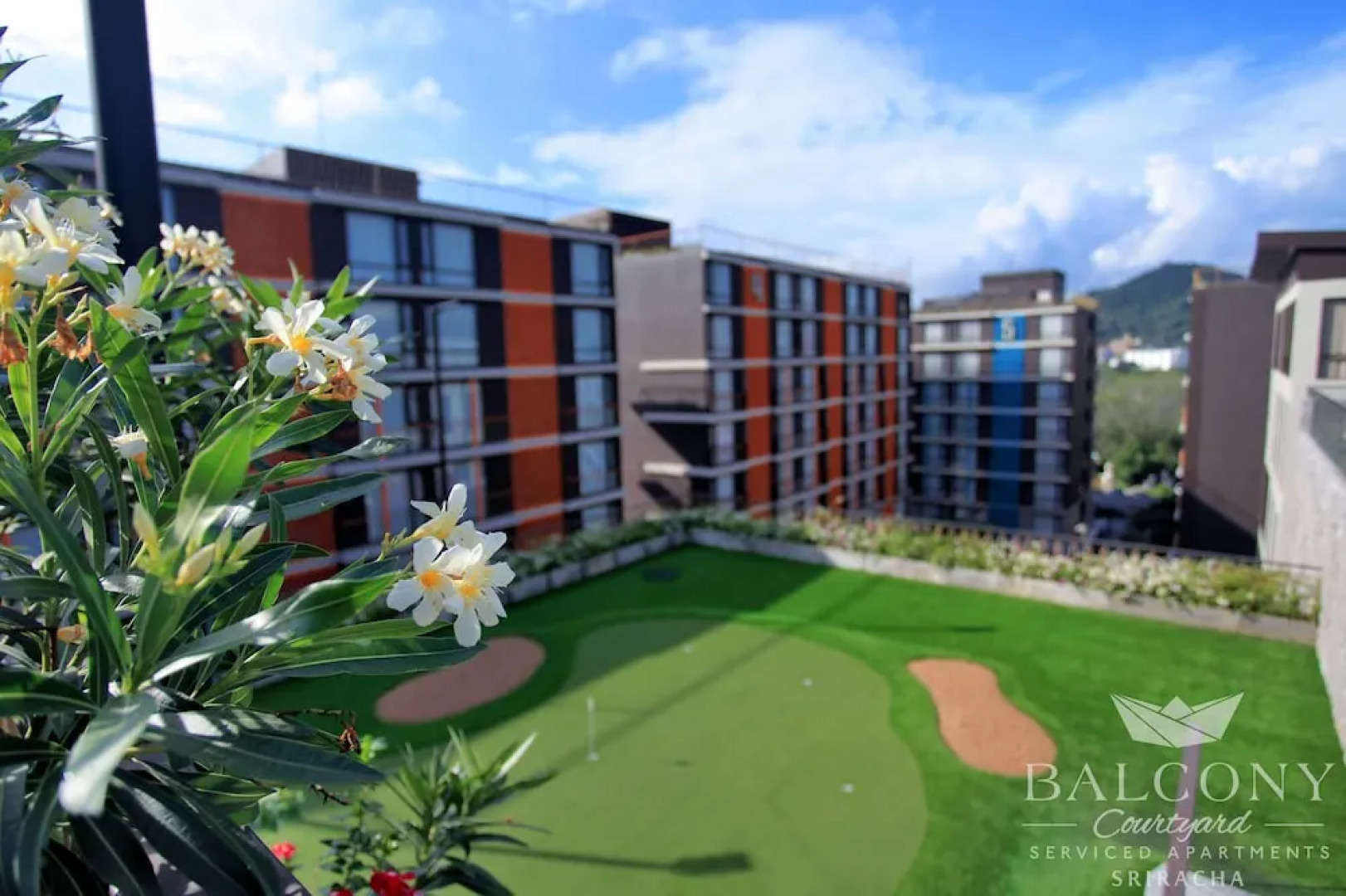 Balcony Courtyard Hotel & Serviced Apartment