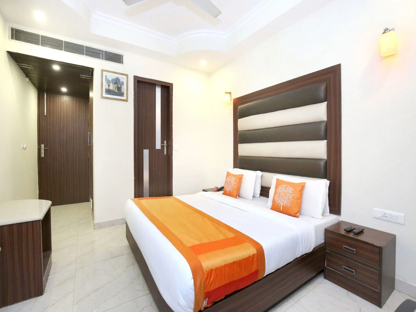 OYO Rooms Sector 22 Mobile Market