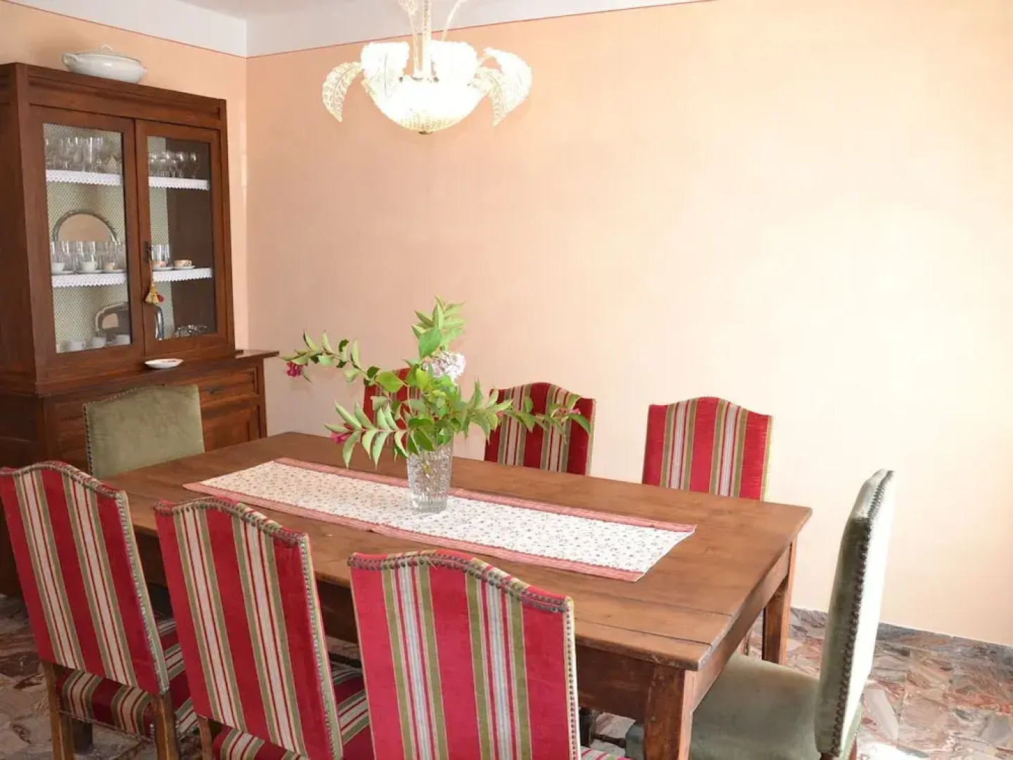 Villa in the Tuscan Hills: Relax in a Magnificent Landscape