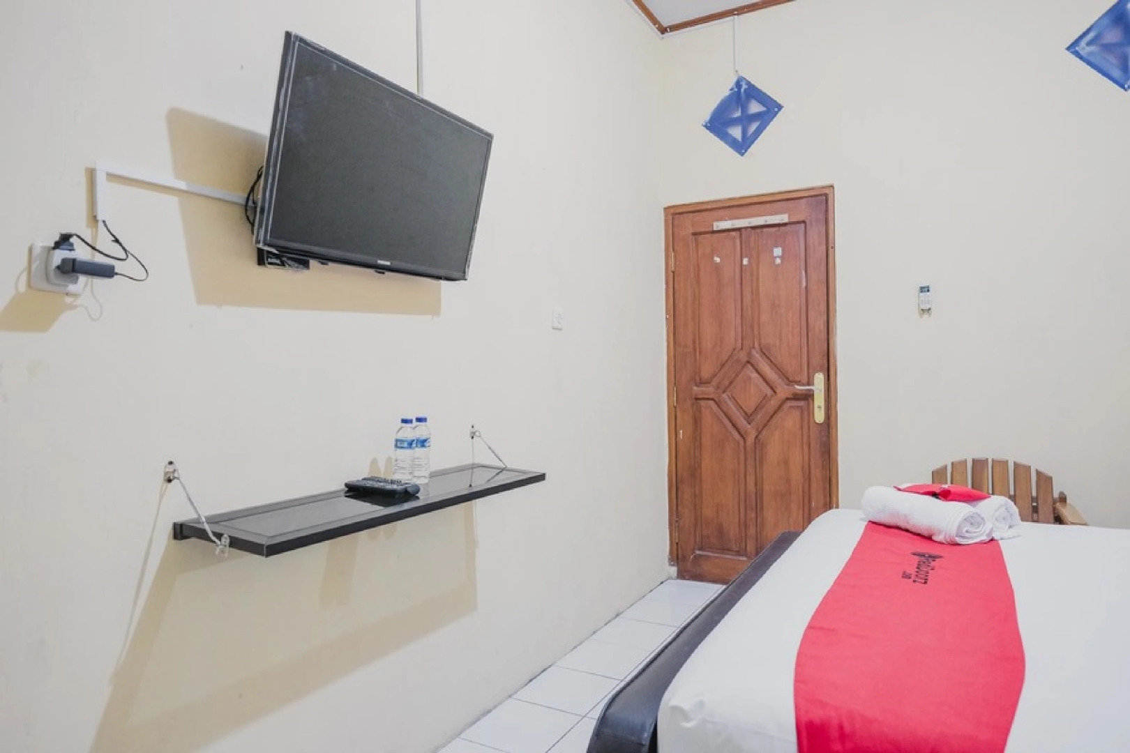 RedDoorz Syariah near Stadion Maulana Yusuf