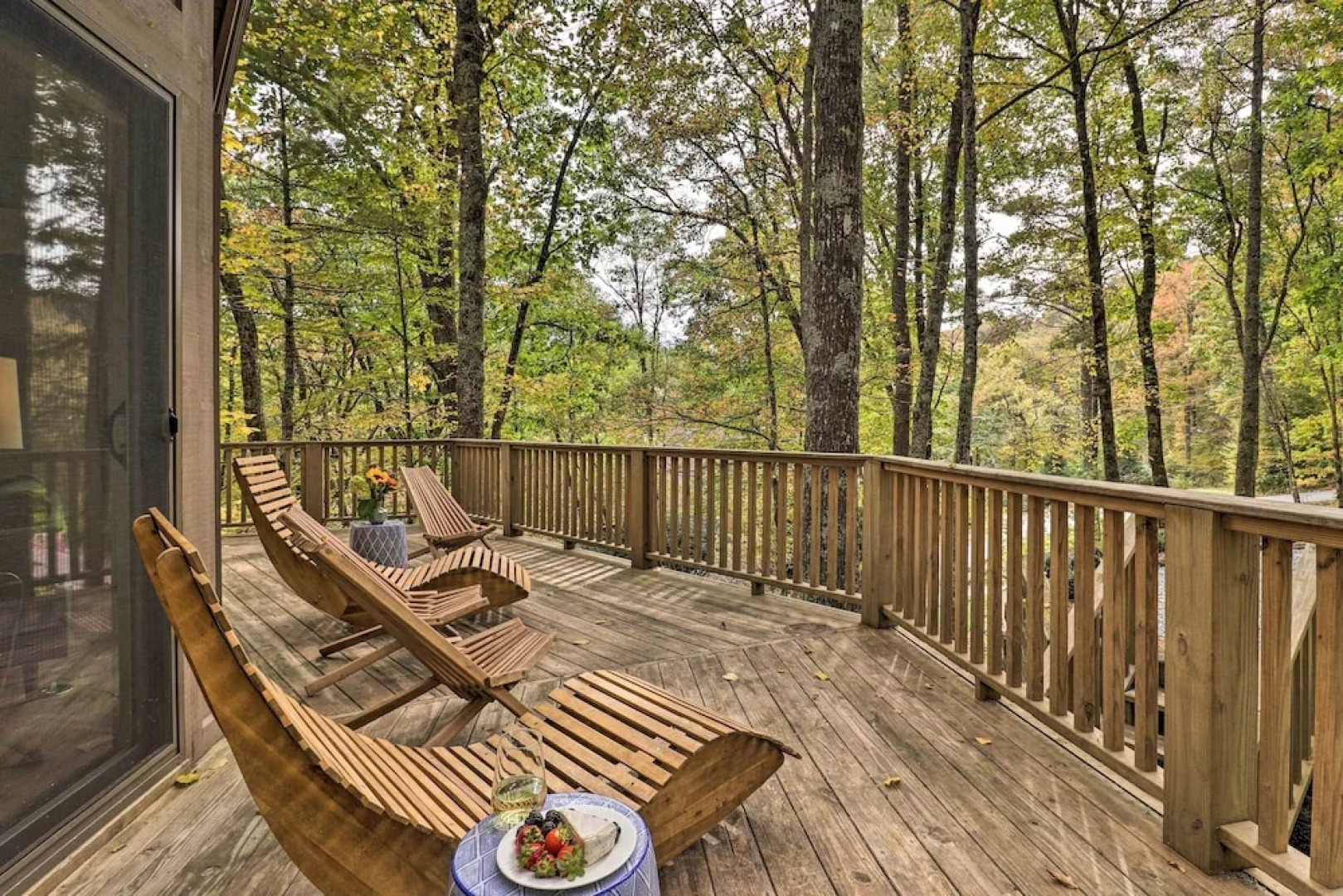 1 Mi to Town: Chalet-style Highlands Retreat