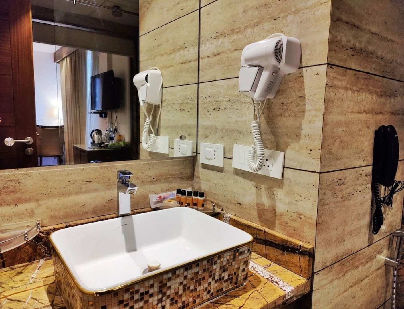 Royale Retreat Hotel & Spa Near Mall Road