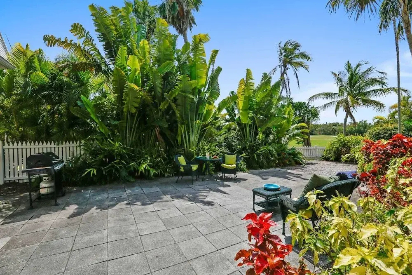 Place to Relax by Avantstay Shared Pool 3 Miles to Smather's Beach Month-long Stays Only