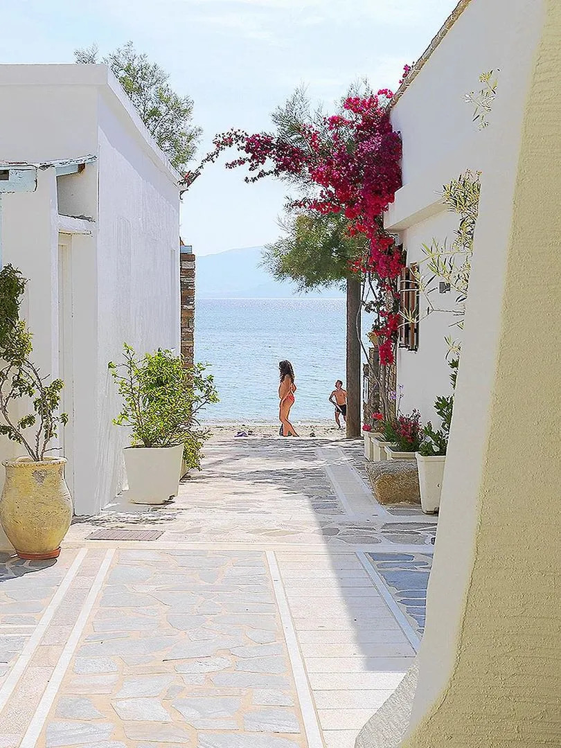 Iria Beach art hotel