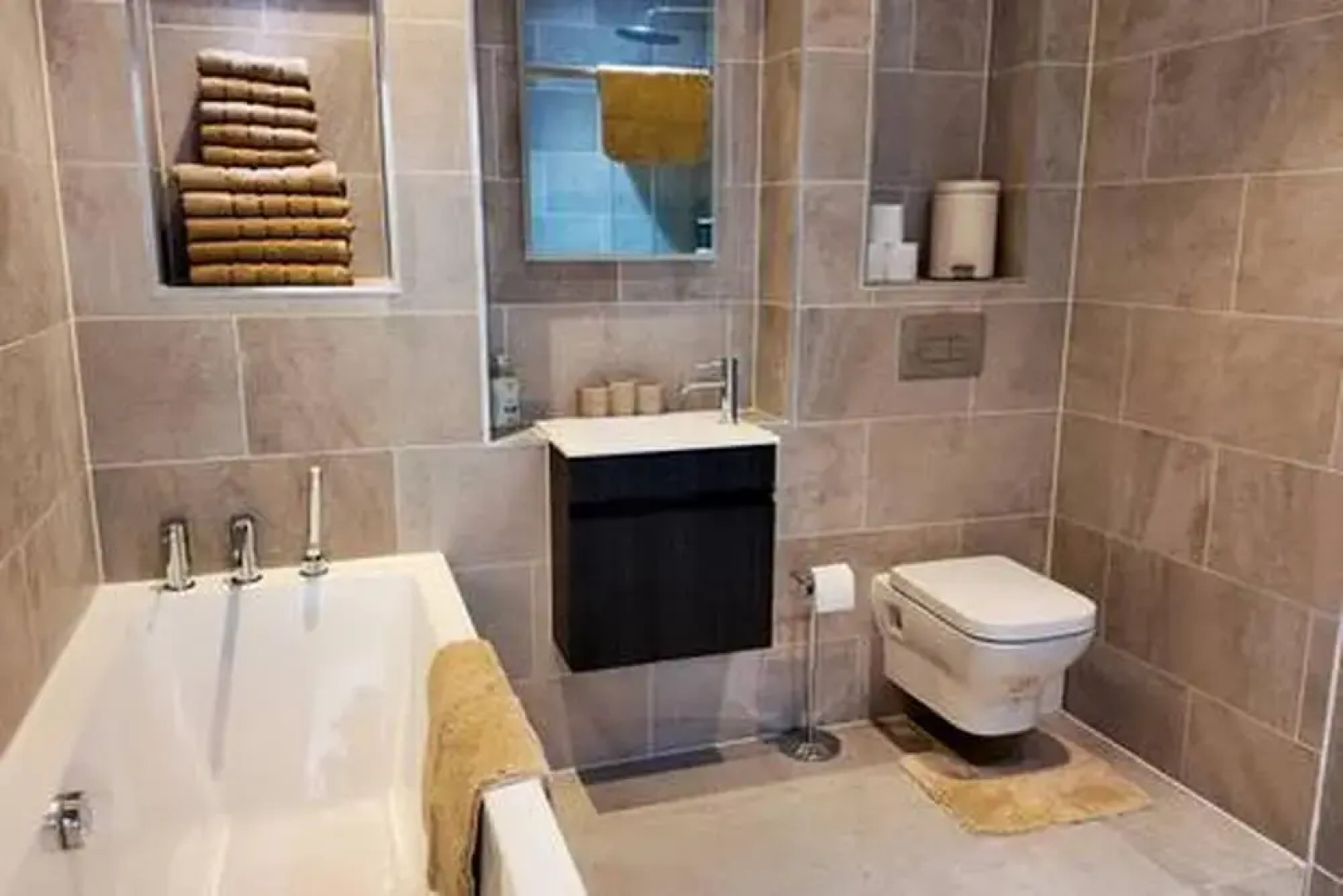 Stratford 4 BR Family Mansion With Pool, Gym & BBQ