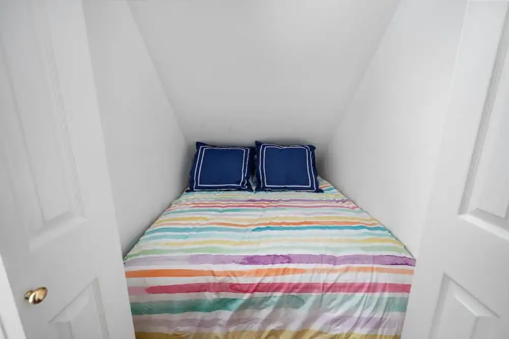 Secluded Waterfront Retreat for 23 Dock, Pets OK