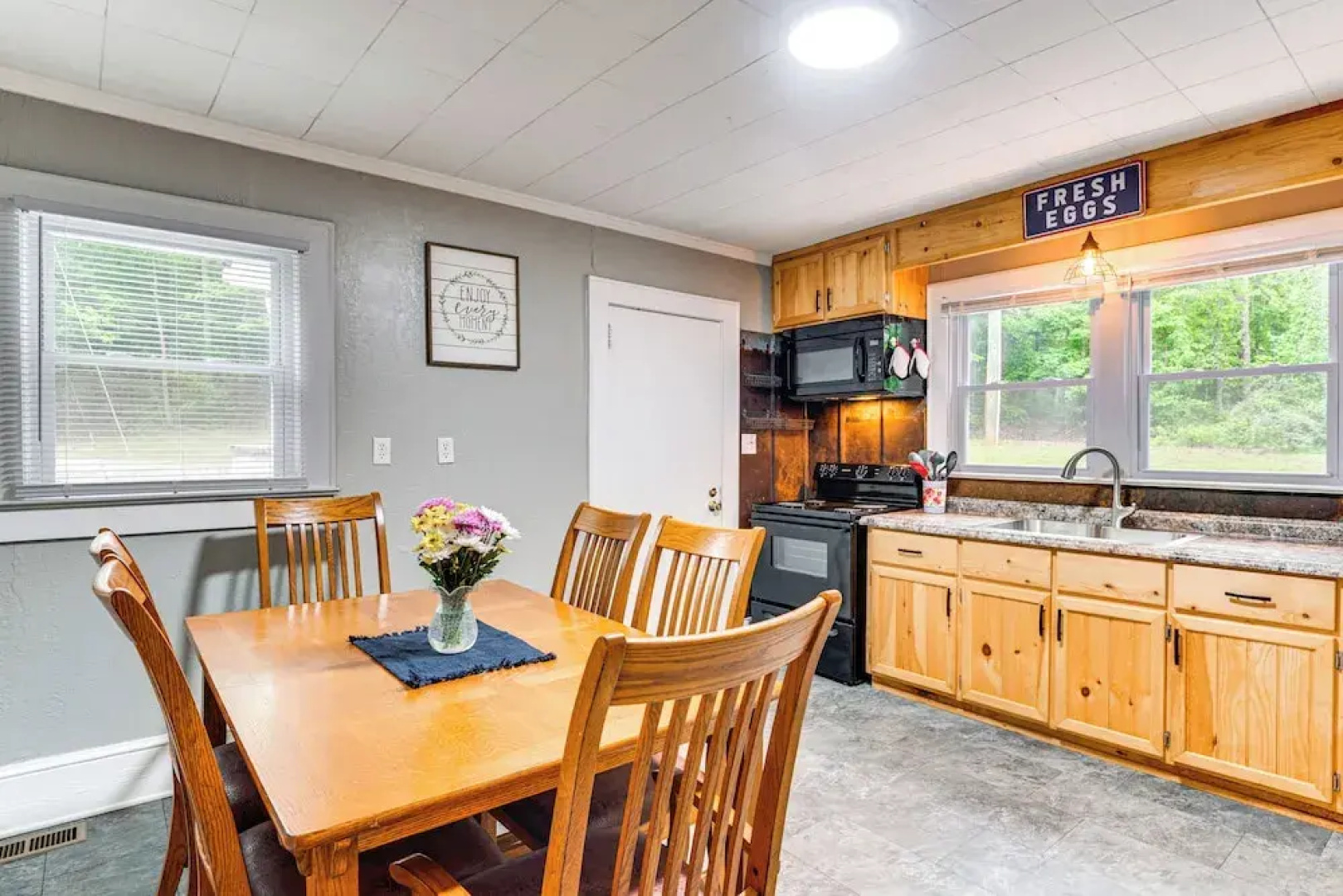 3 Mi to Dtwn & Holiday Events! Forest City Retreat
