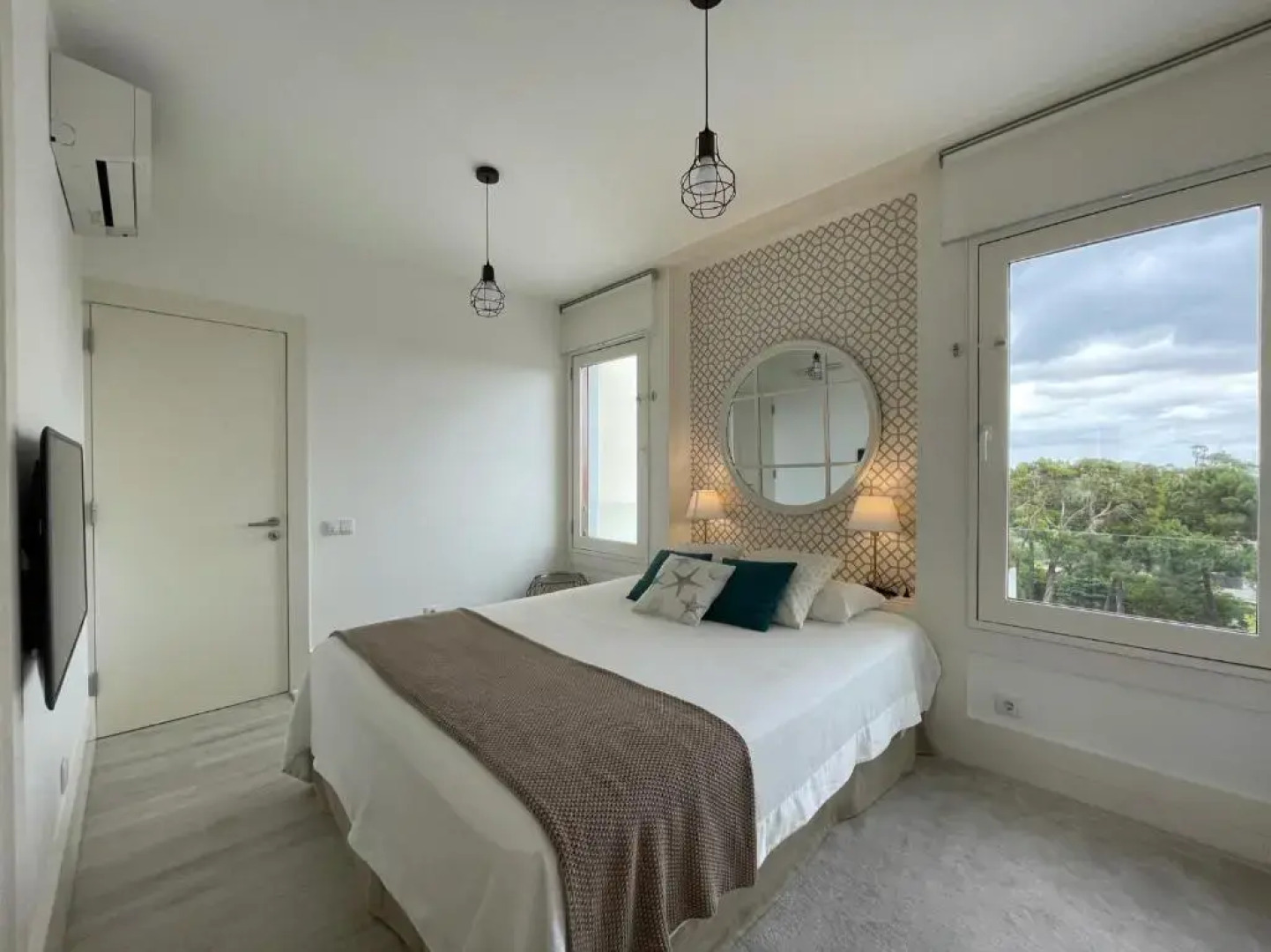 Beautiful Penthouse Apartment With Terrace - 4 Minute Walk to the Beach