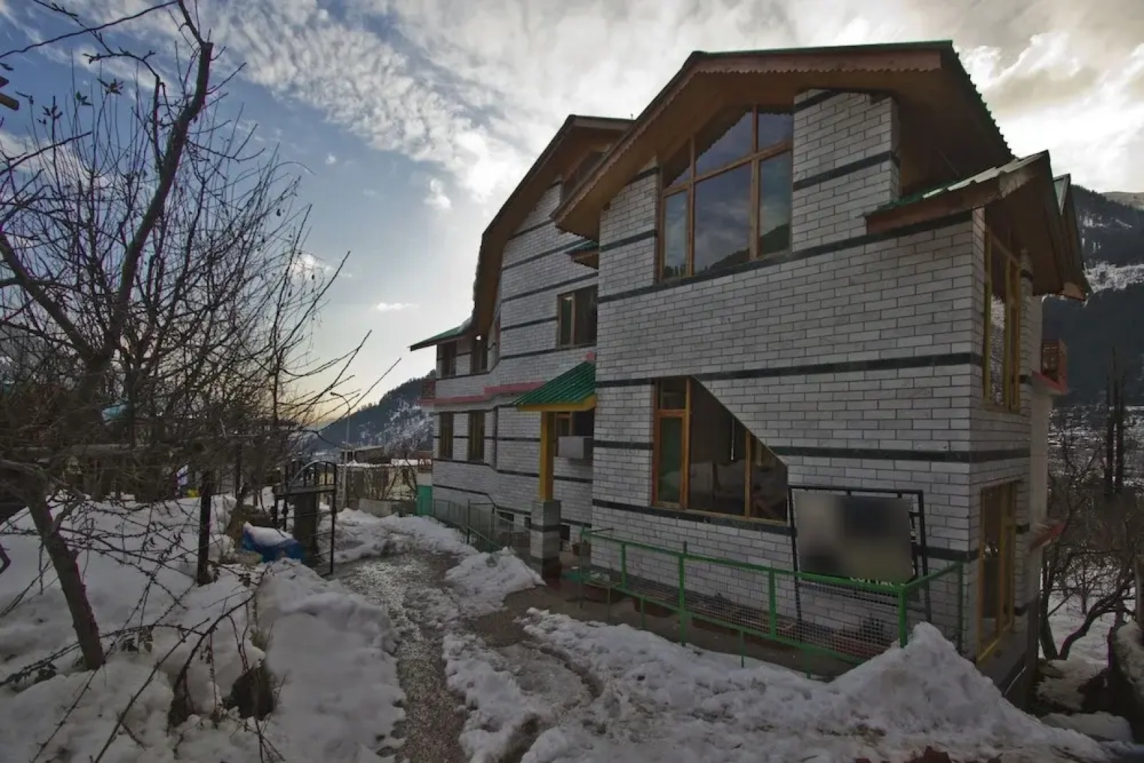 OYO 8866 Mountain Face Cottage