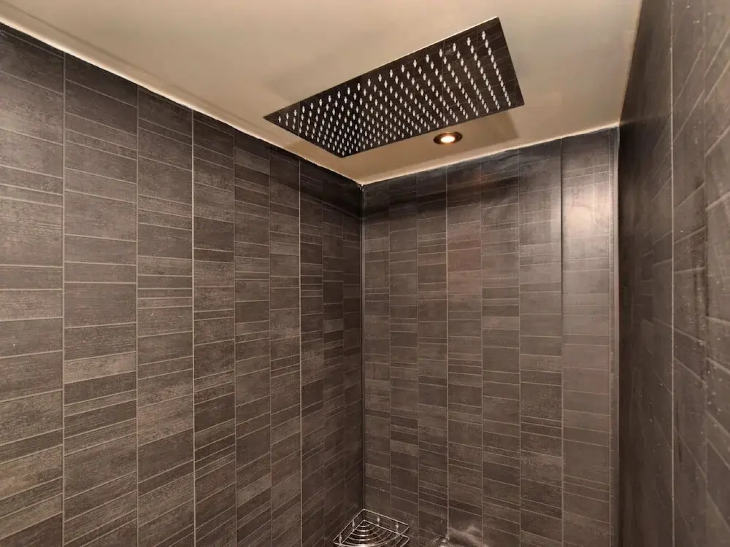 Beautiful, Luxury Home with Sauna, Hot Tub, Private Bathrooms