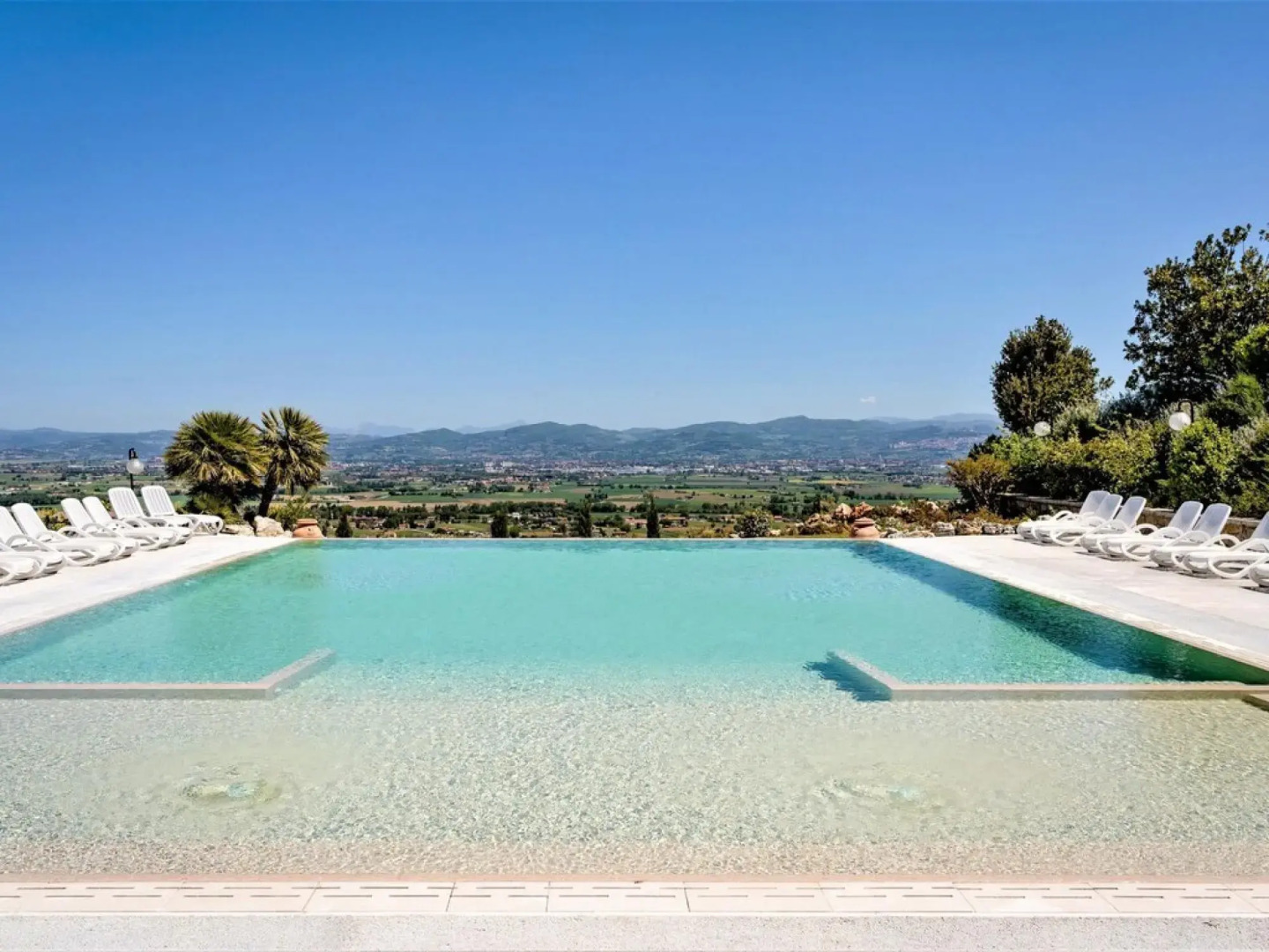 Alluring apartment in Passaggio di Bettona with pool