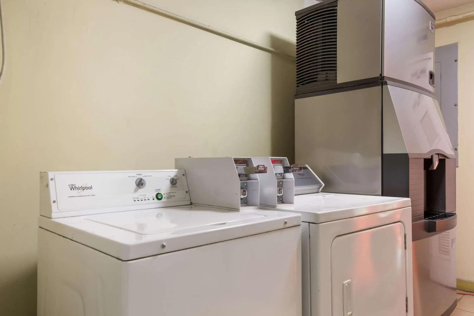 Econo Lodge Inn & Suites