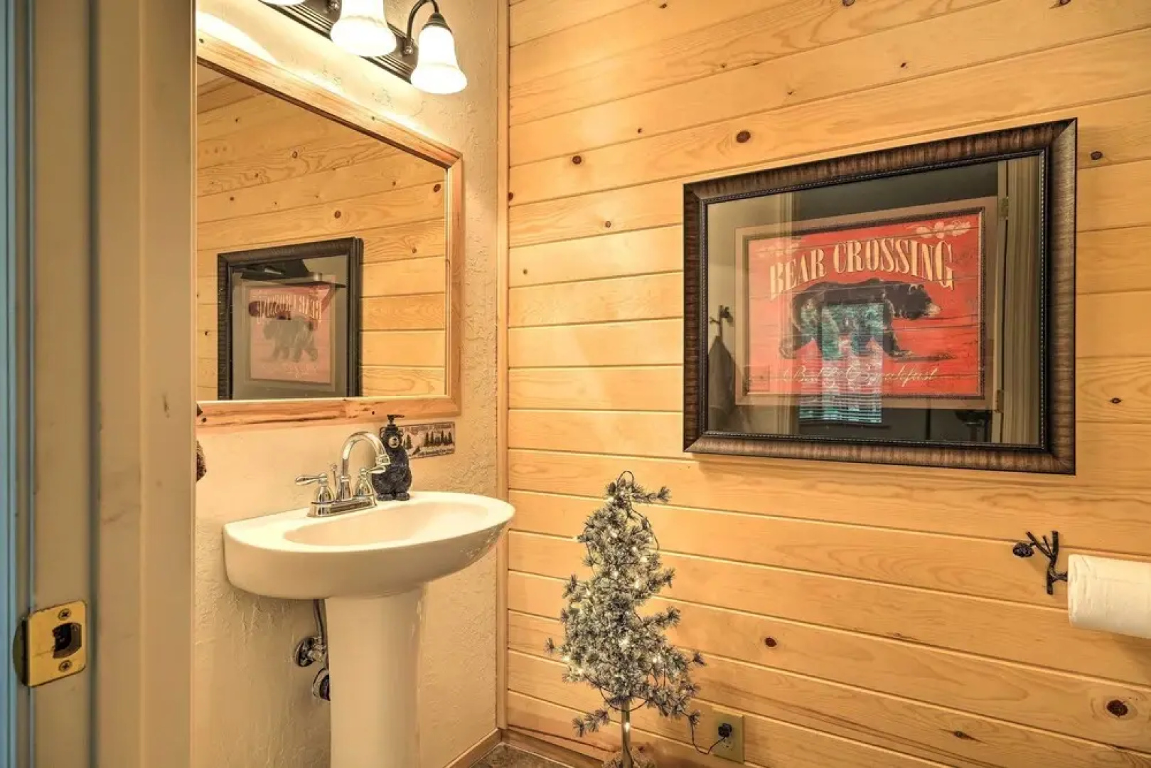 Cozy Camp Connell Cabin: Large Game Room & Decks!