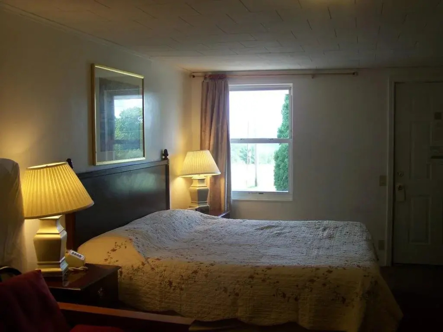 Golden Knight Inn and Suites