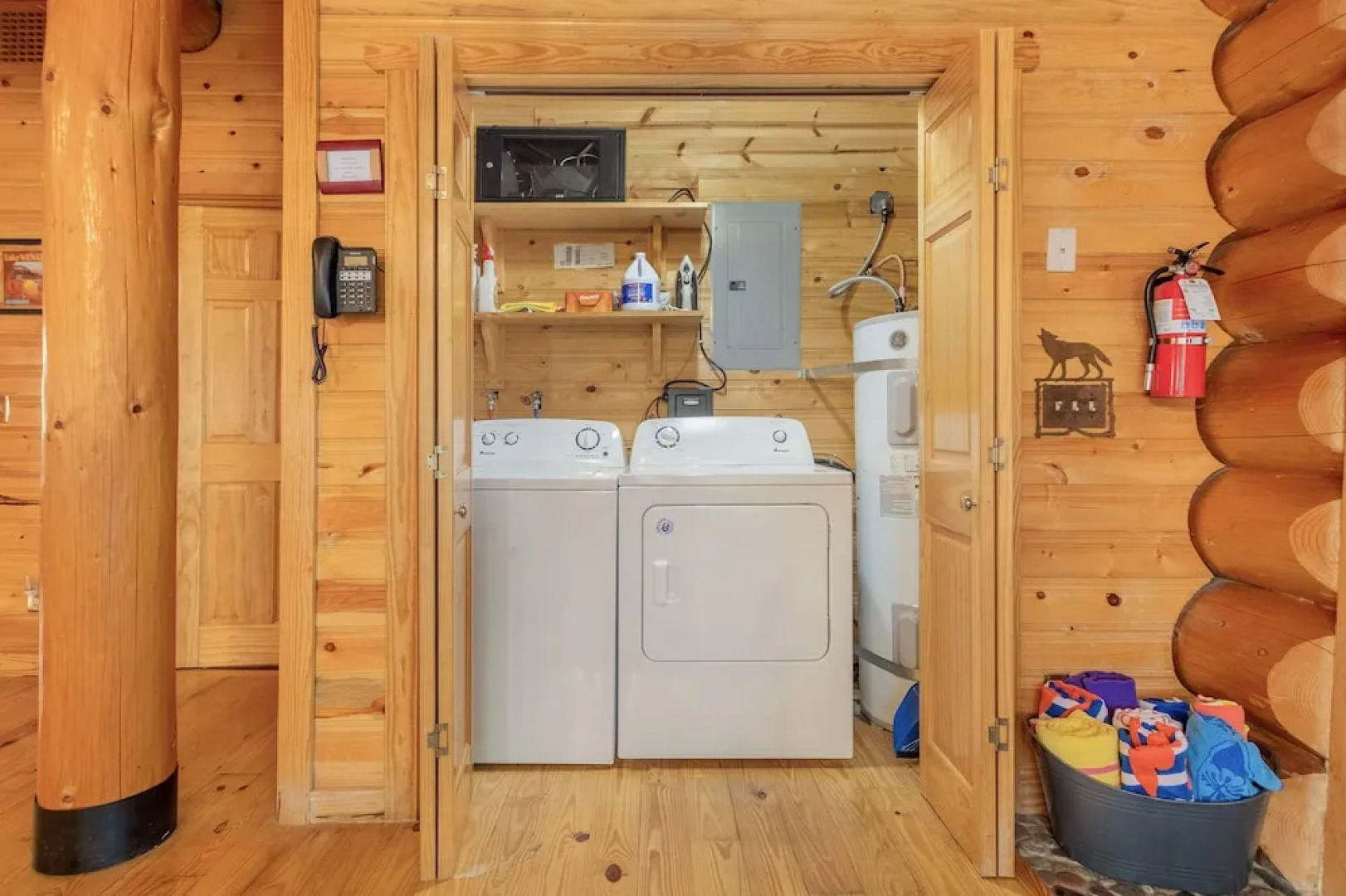 Soaring Pines Lodge 1 Bedroom Home by NW Comfy Cabins by RedAwning