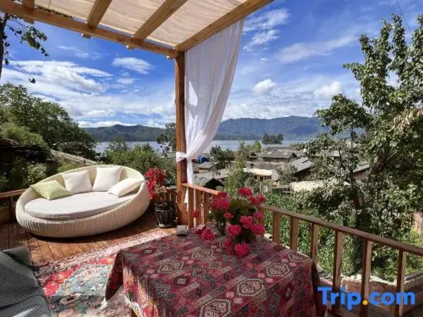 Lugu Lake Yunshang Flower Blossoms Half Mountain Lake View Resort