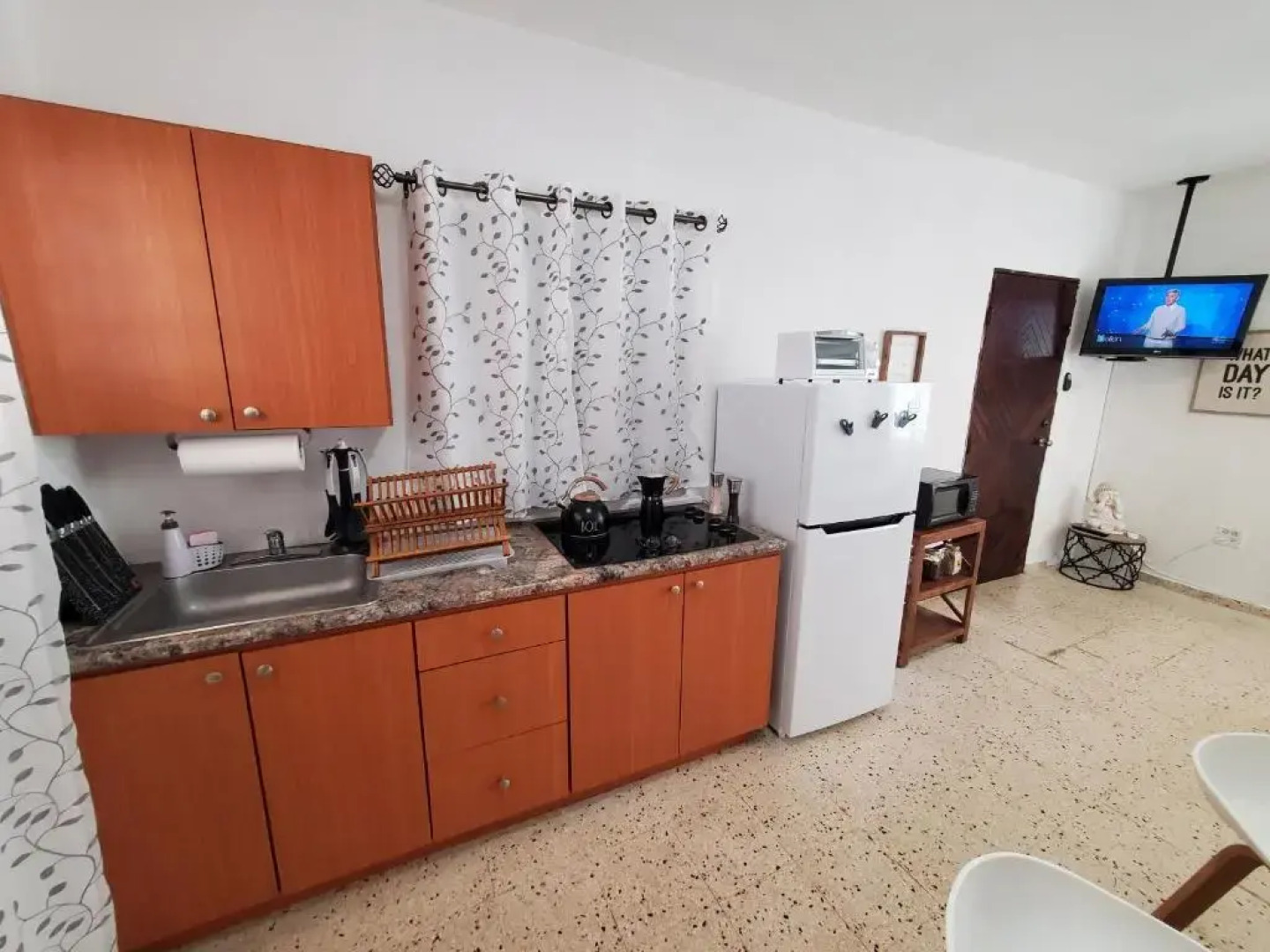 Aguadilla Surfers Lair apt with electricity water AC Wifi 8 minute walk to Crashboat beach