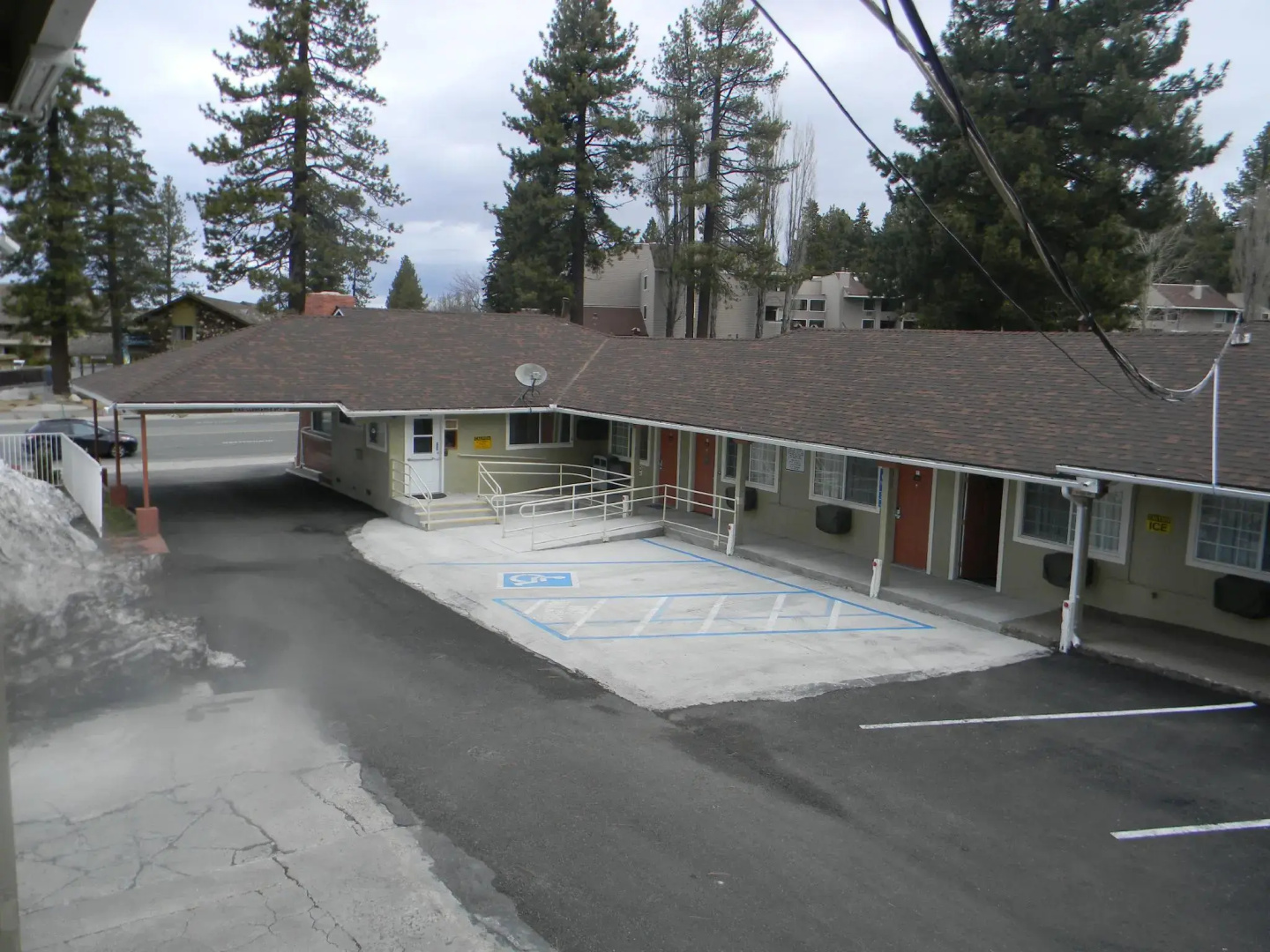 Bluebird Day Inn & Suites