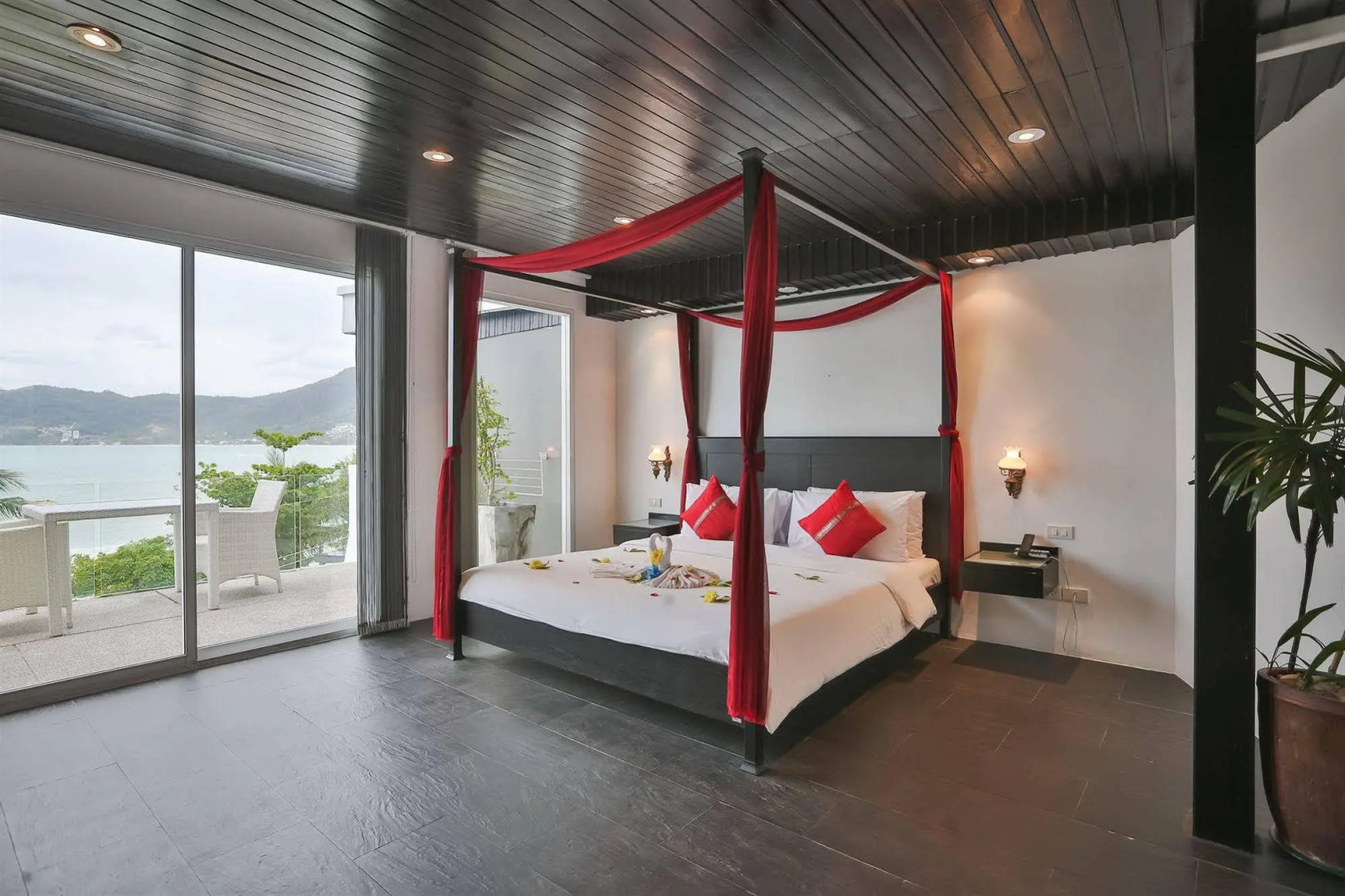 The Front Hotel and Apartment