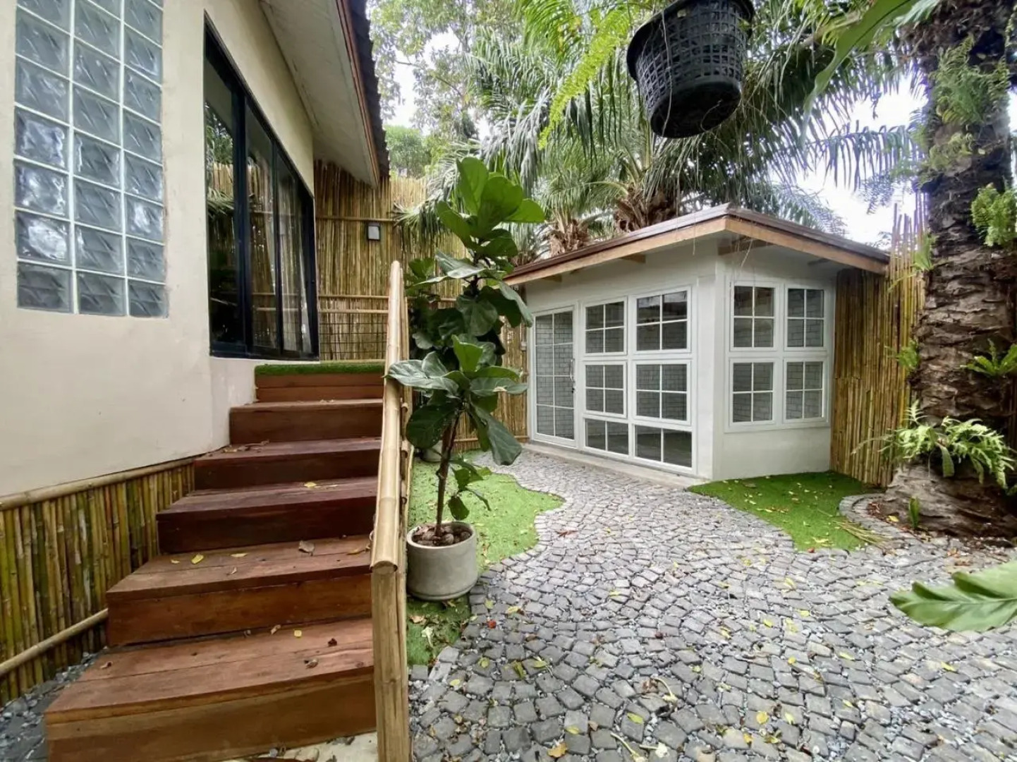 The Country Lake View Hotel