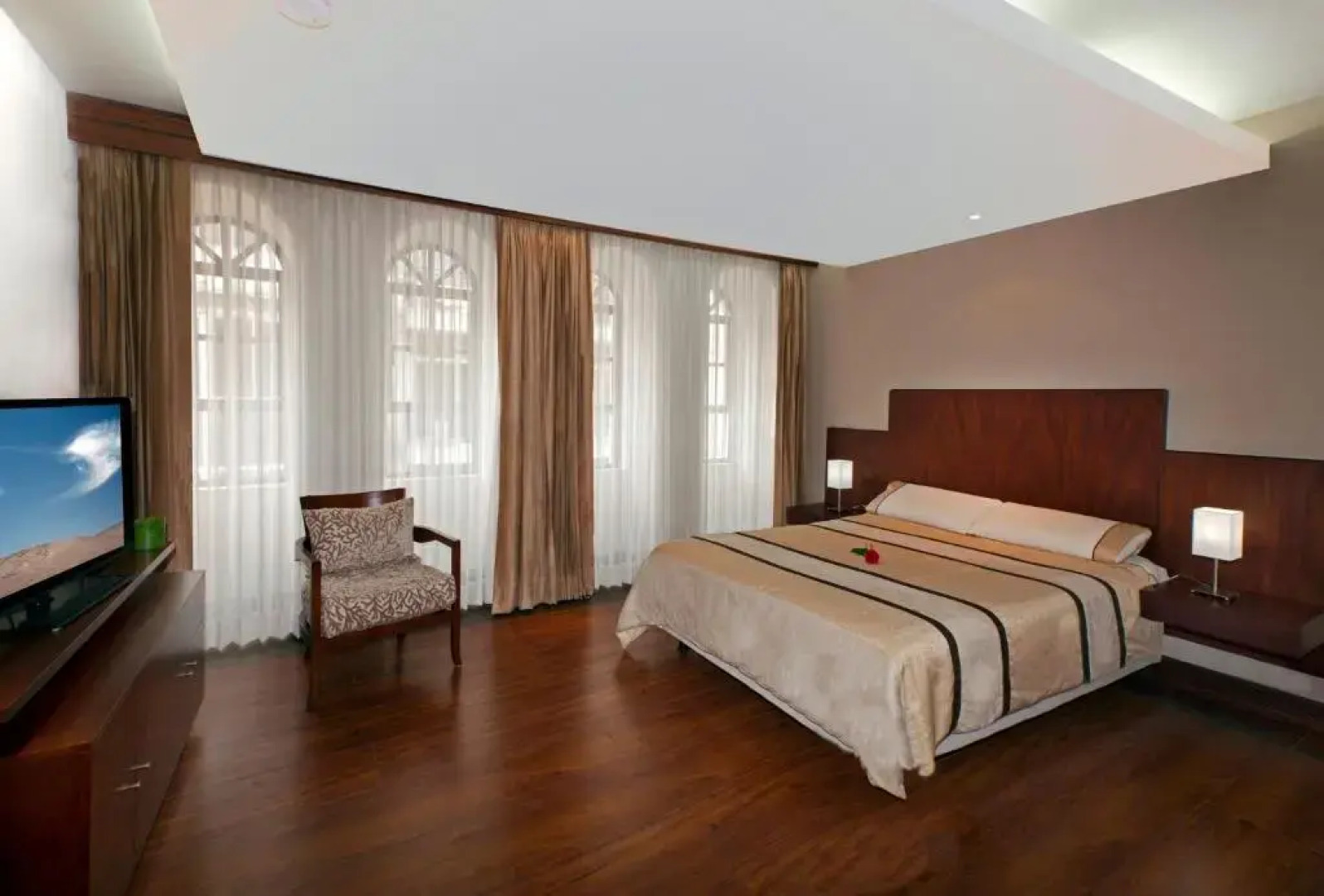 Parc Royale Suites Hotel