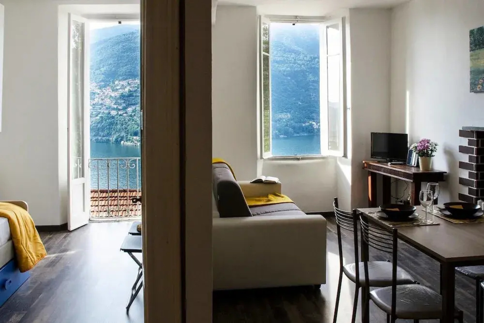 ALTIDO Cozy Lake View