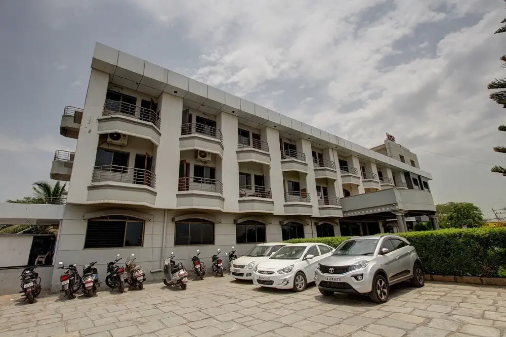 OYO 36620 Hotel Pleasant Stays