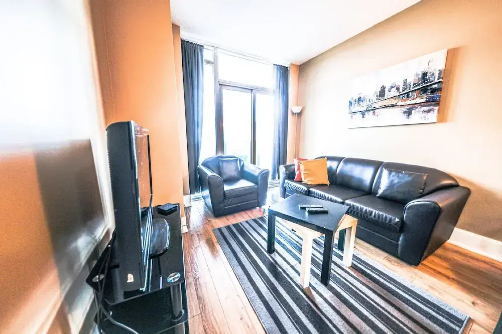 Lake View Luxury Condo by Elite Suites