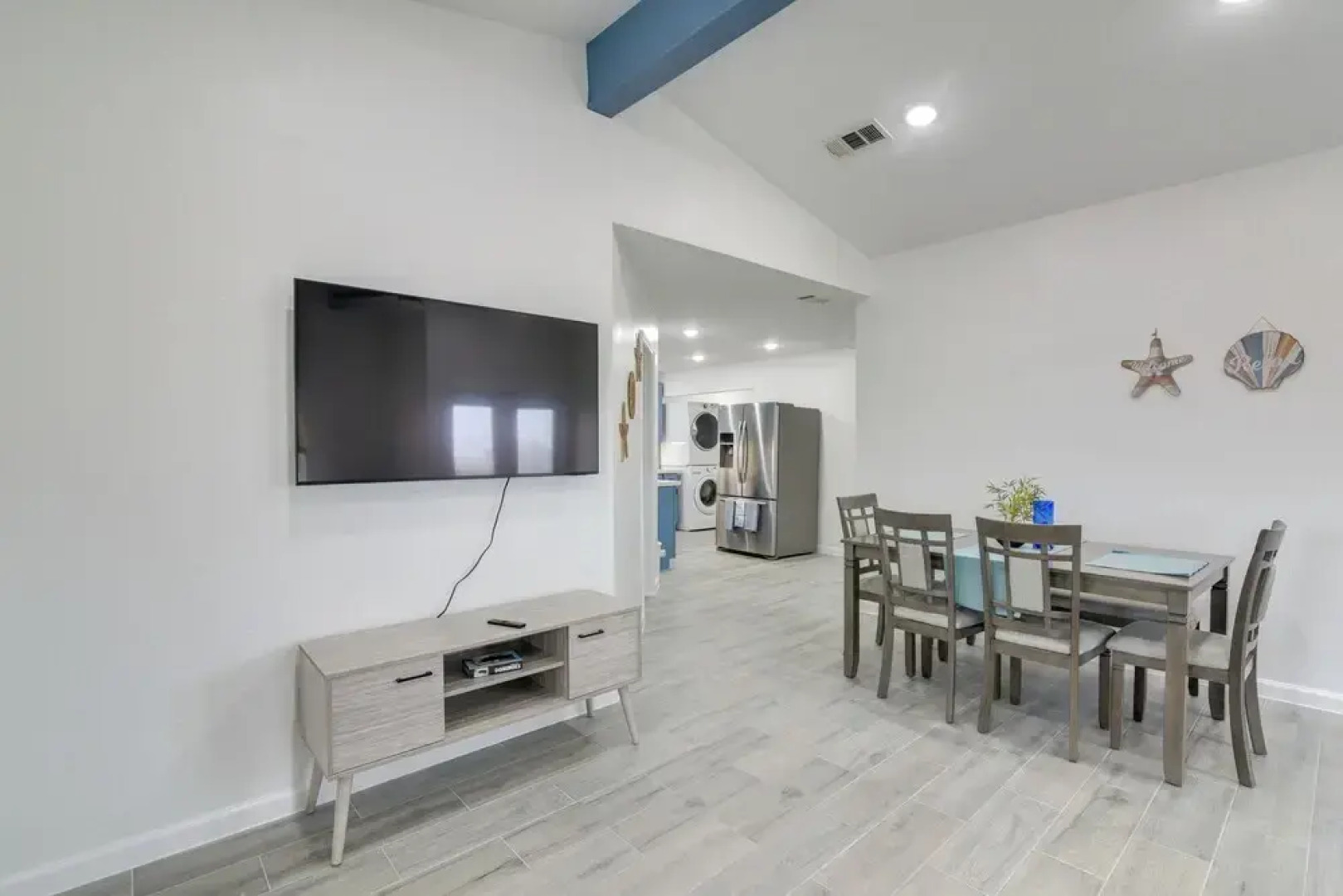 9 Mi to Crystal Beach: Pet-friendly Apt w/ Balcony