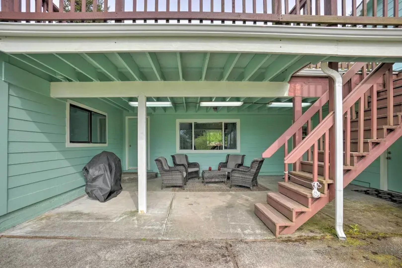 Bungalow w/ Wraparound Deck - 8 Mi to Brookings