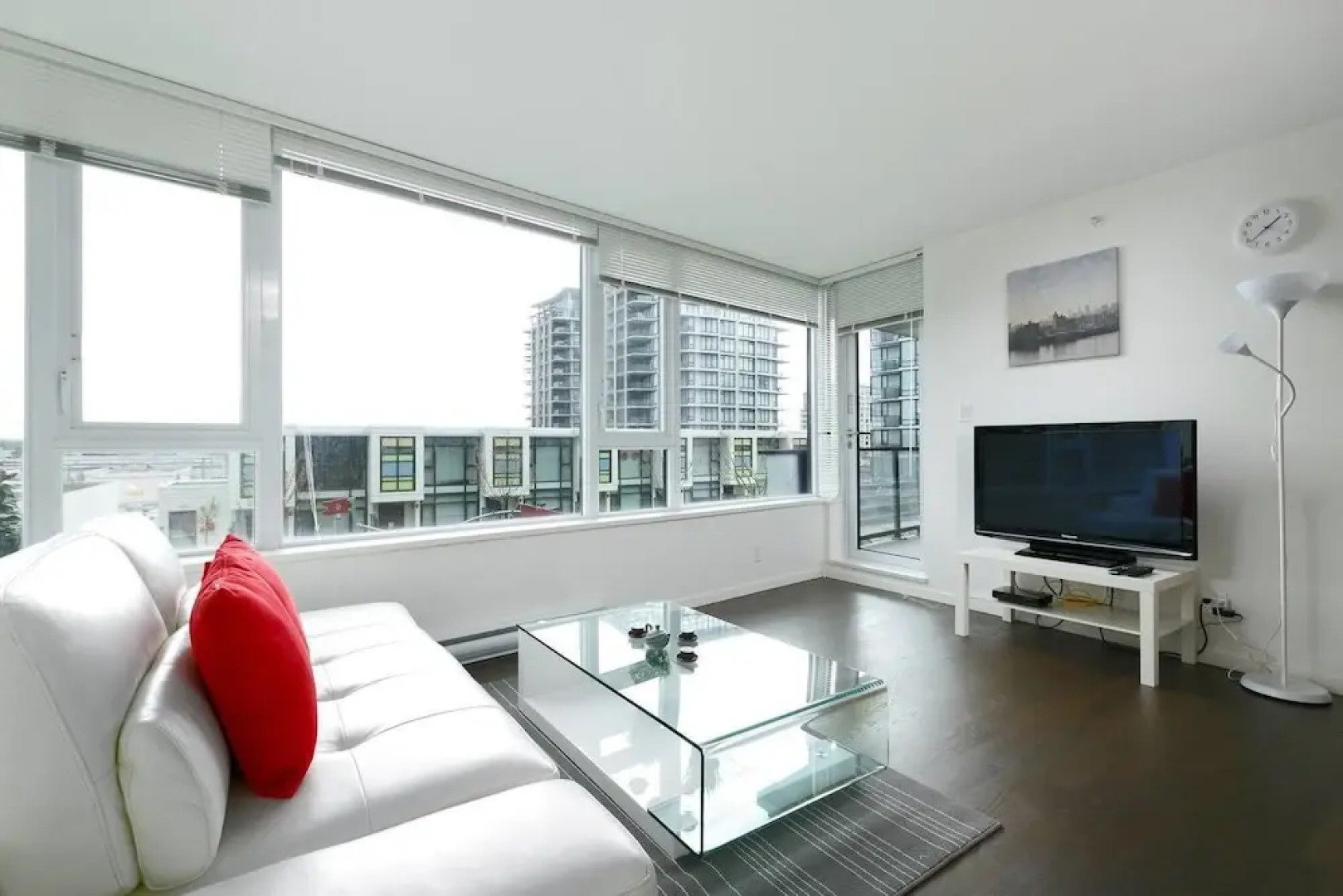 Convenient 2bdr 2BA Richmond Centre Condominium