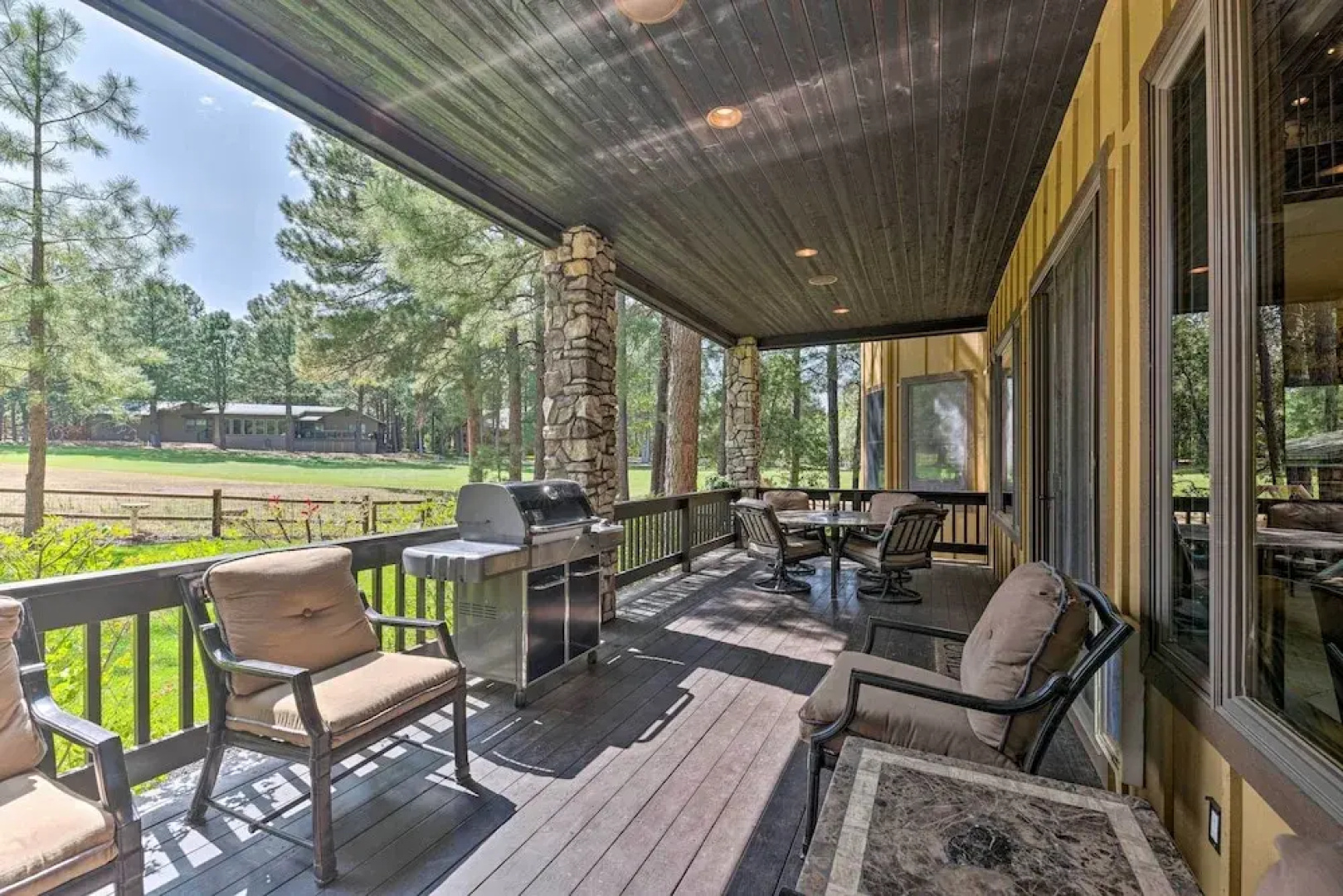 Centrally Located: Lavish Pinetop Paradise!
