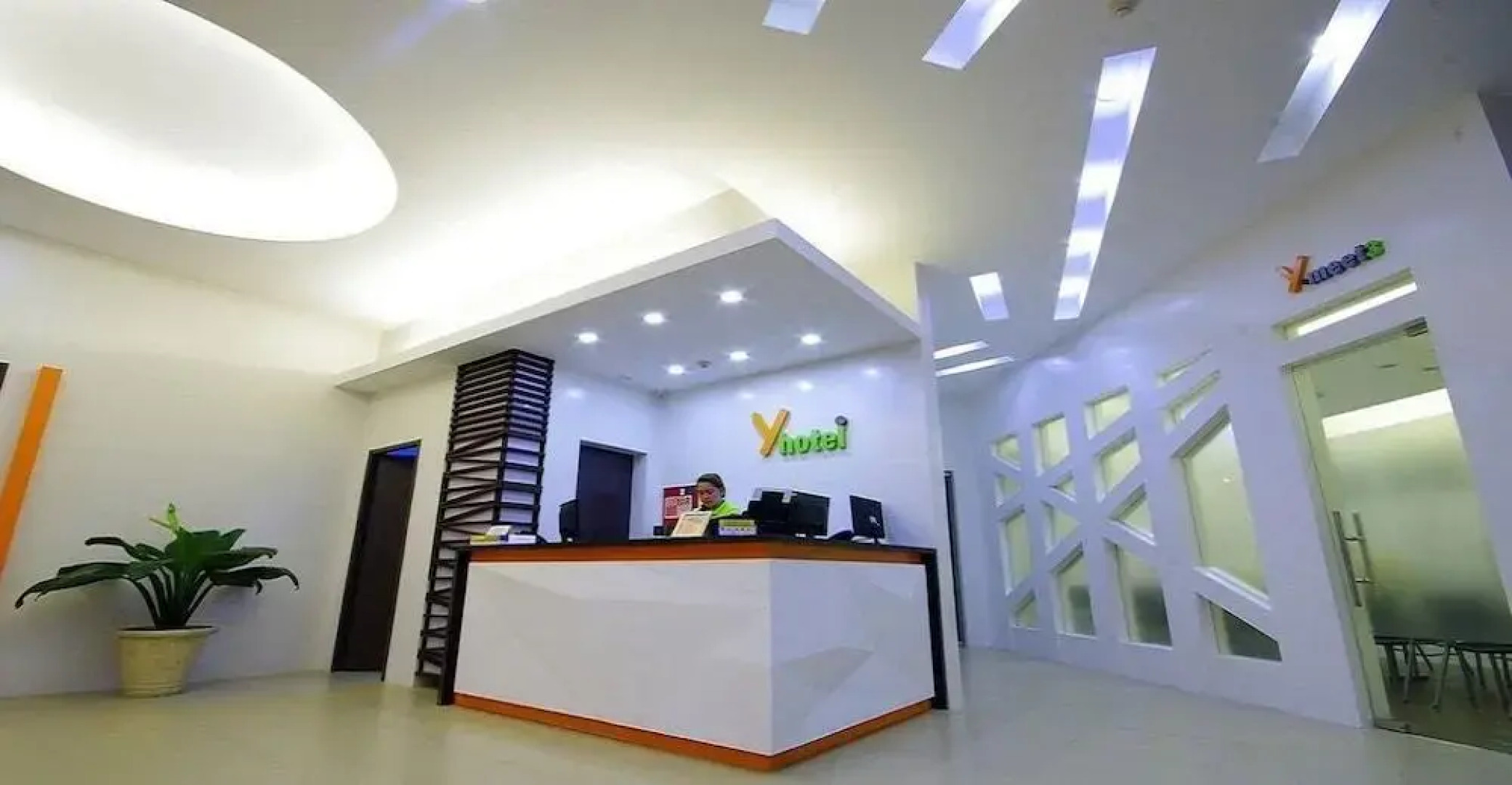 Yhotel
