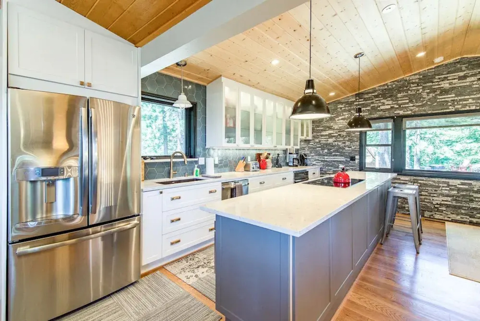 4br Lake View W/ Double Decks 4 Bedroom Cabin