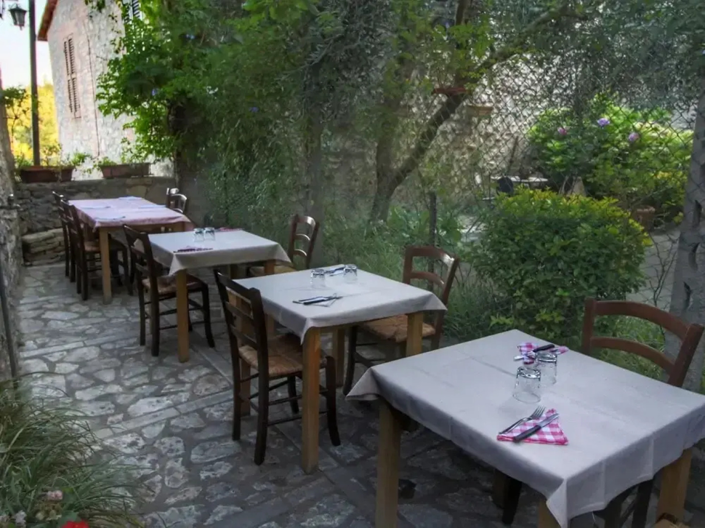 Umbria's Poolside Charm