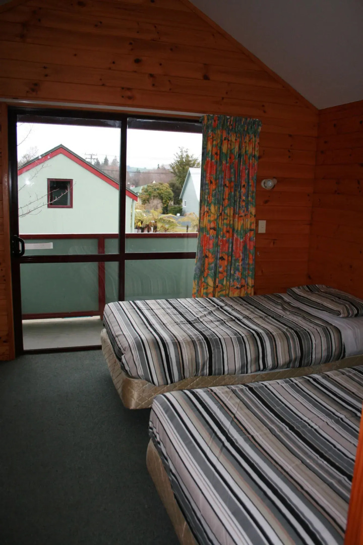 Smoke Lake Hot Springs Lodge and Camp