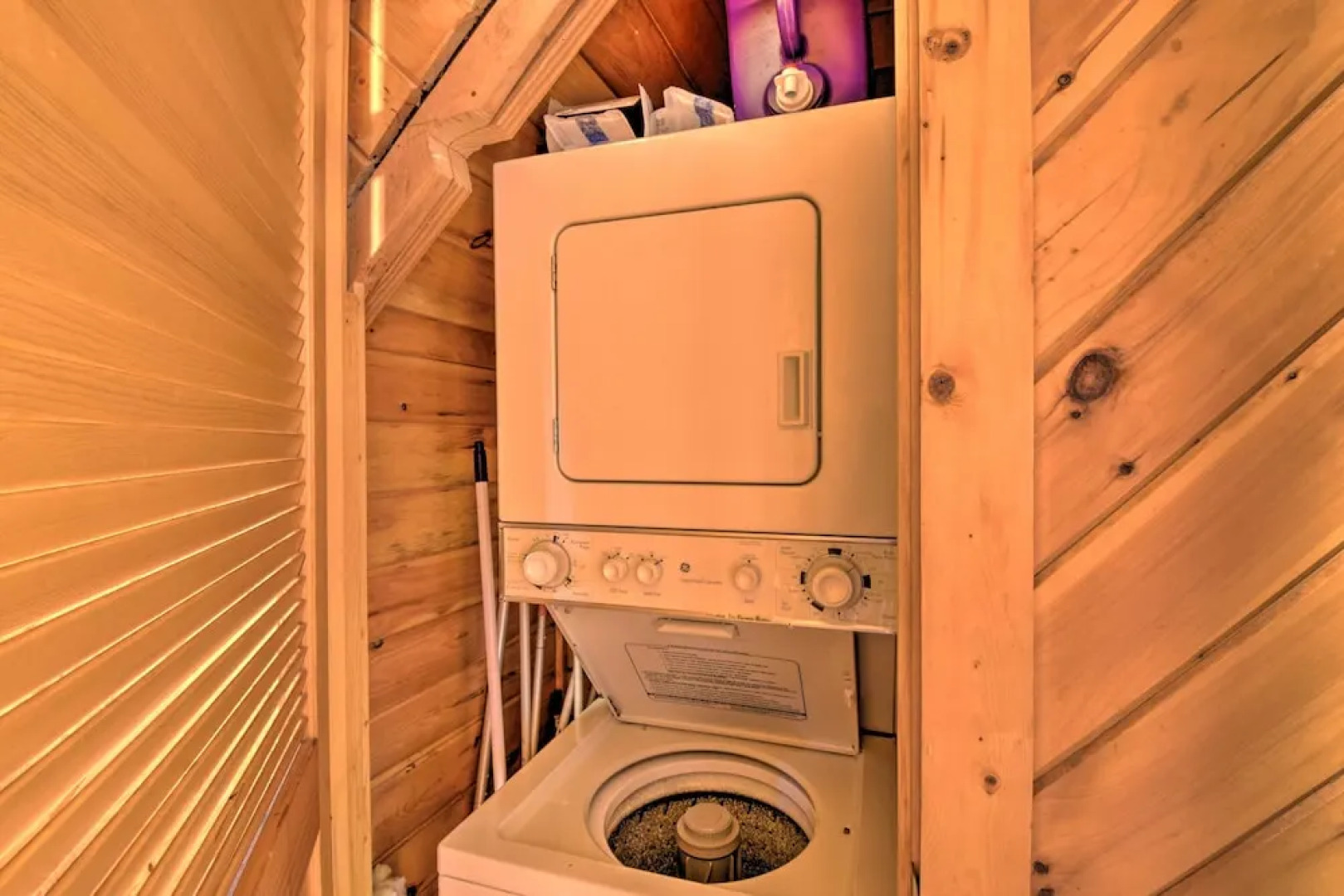 Helen Cabin w/ Deck & Hot Tub < 1/2 Mi to Main St