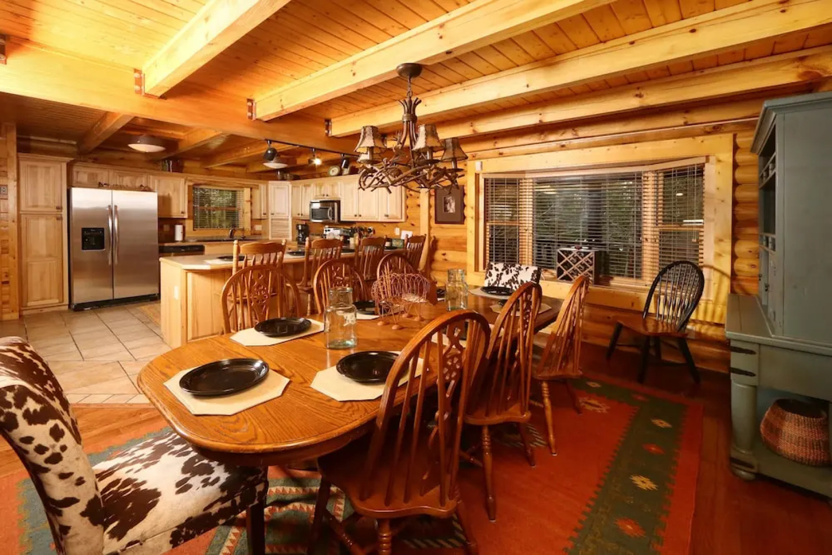 Black Bear Hideaway - Five Bedroom Cabin