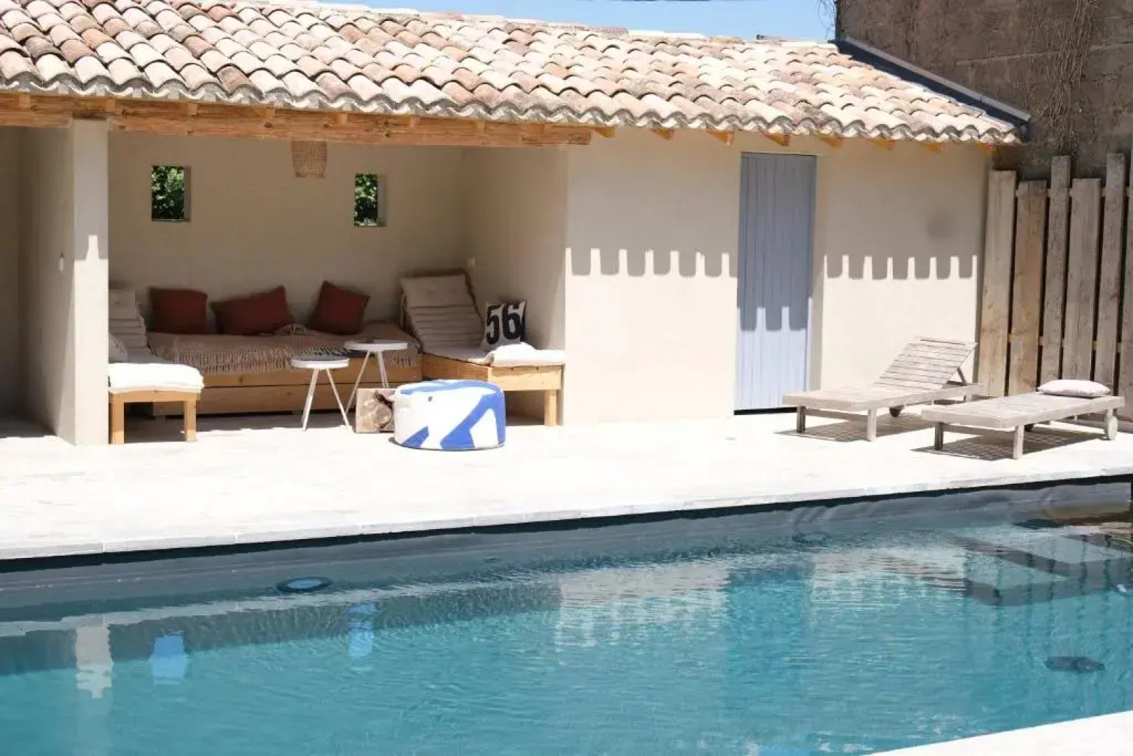 LS6-359 CASTEU Très belle Maison de maitre en plein cœur du village de Barbentane, proche d'Avignon, 12 couchages