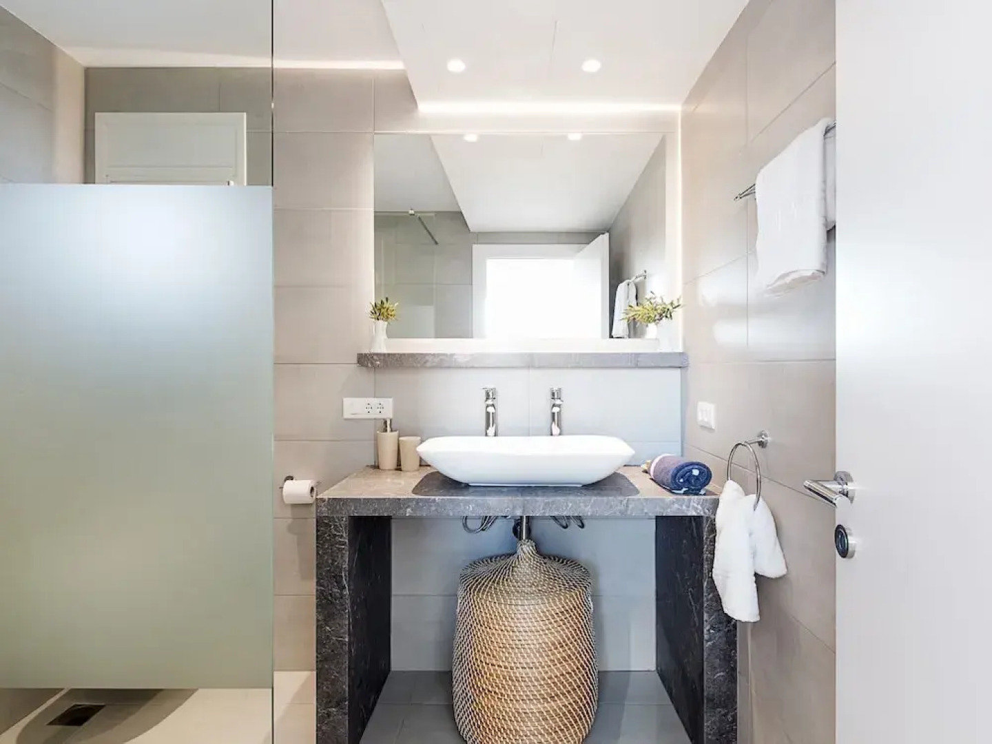 Beautiful Luxe Villa in Private Olive Grove, sea and Mountain View, Close to sea