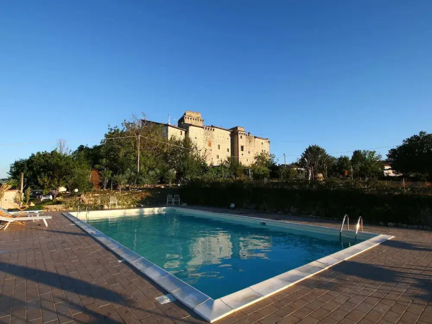 Umbria's Poolside Charm
